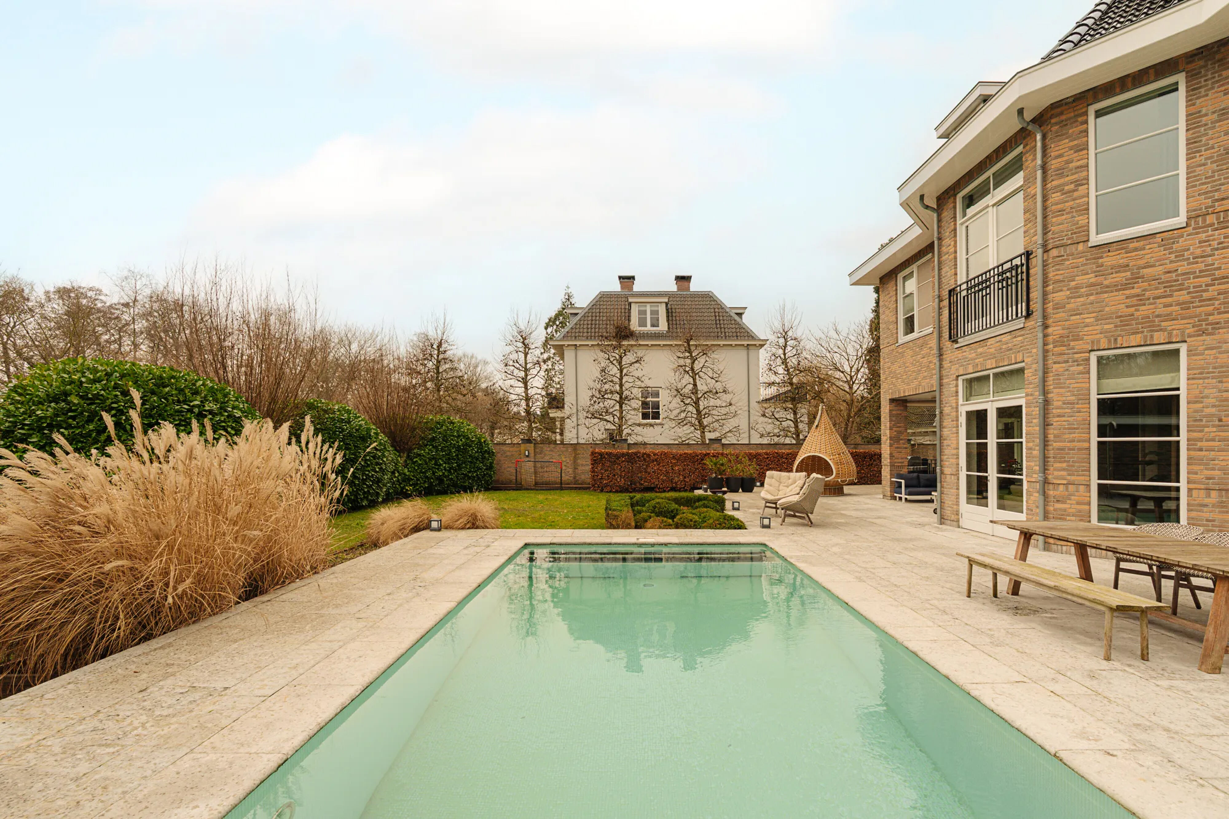 Het zwembad van de villa in Amstelveen