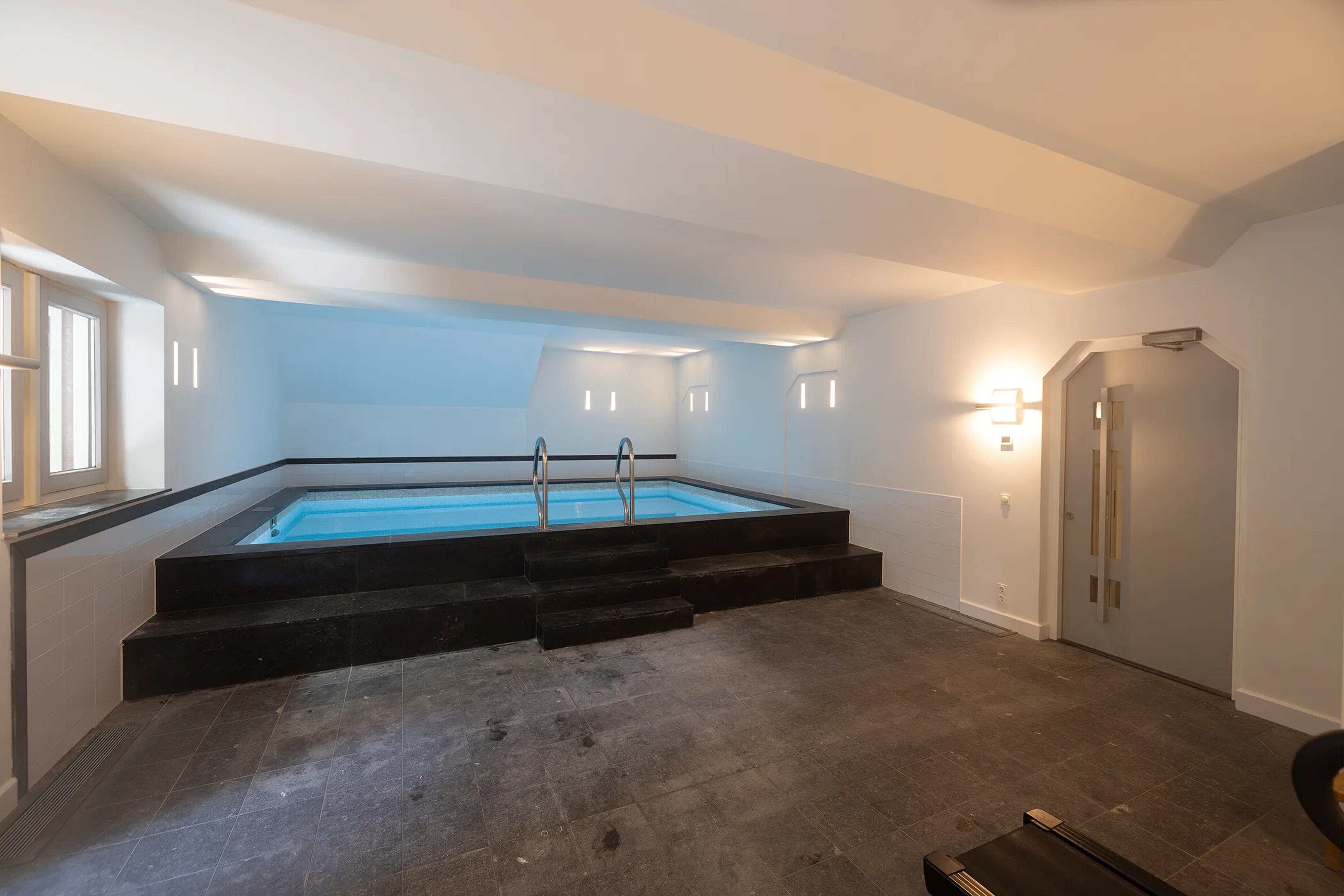 Het zwembad van de villa in Bergen