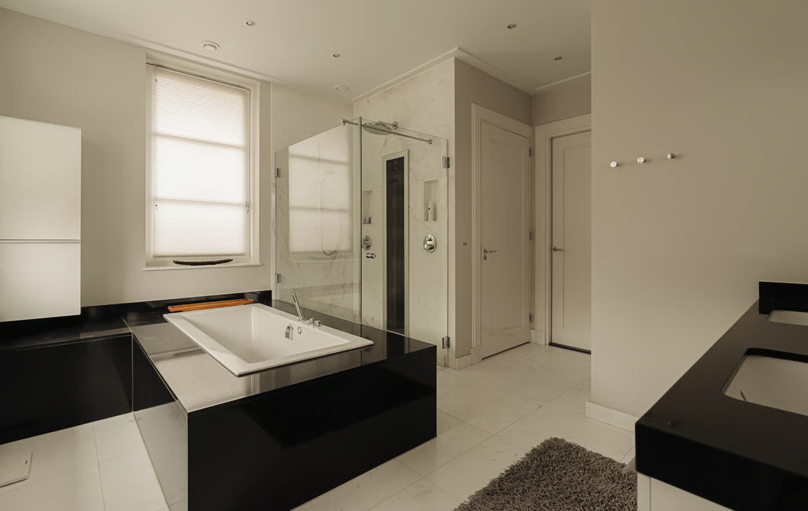 De badkamer van de villa in Amstelveen