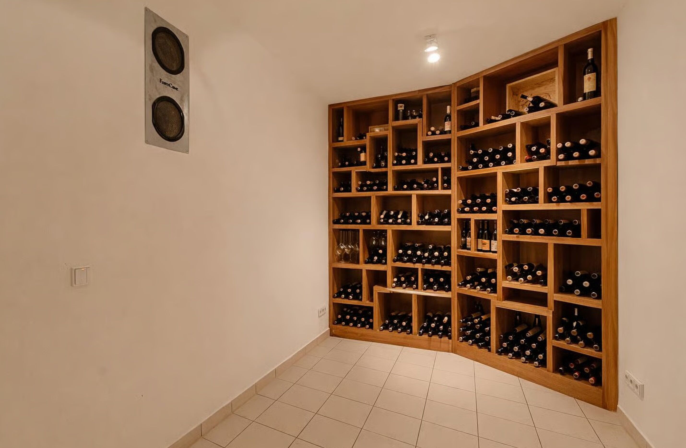 De klimaatruimte voor wijn in de villa in Amstelveen