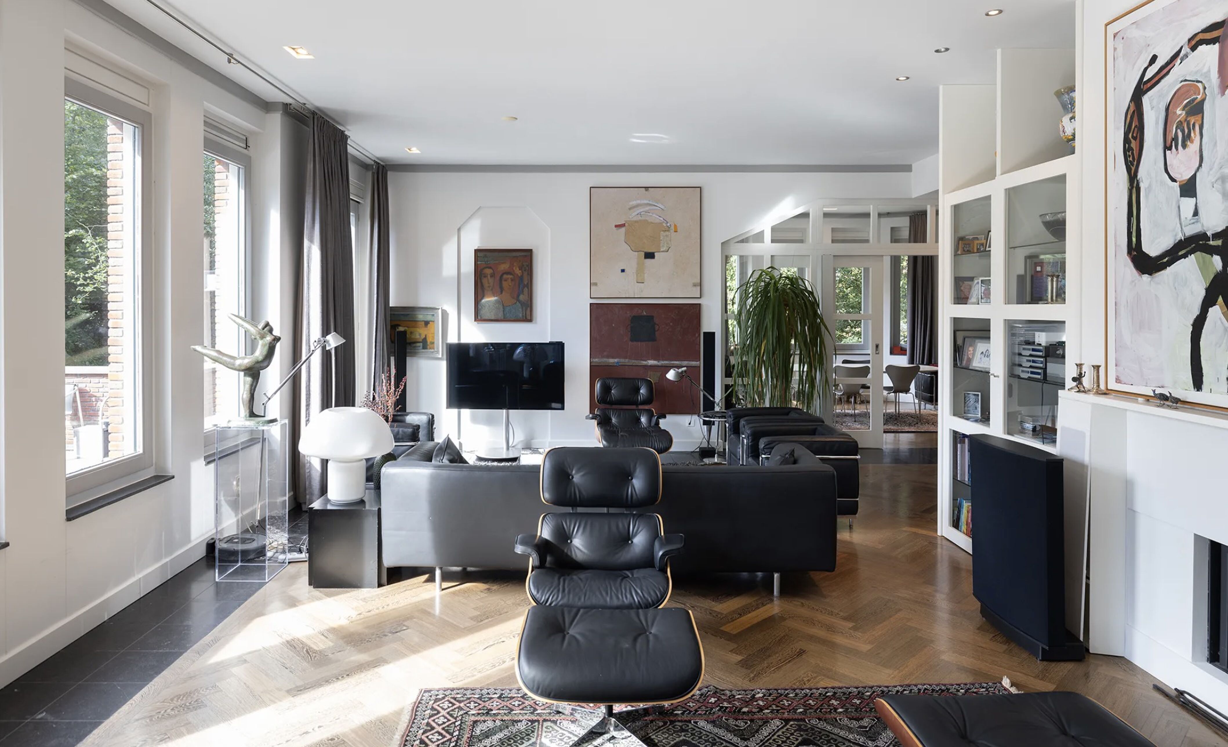 De woonkamer van de villa in Bergen