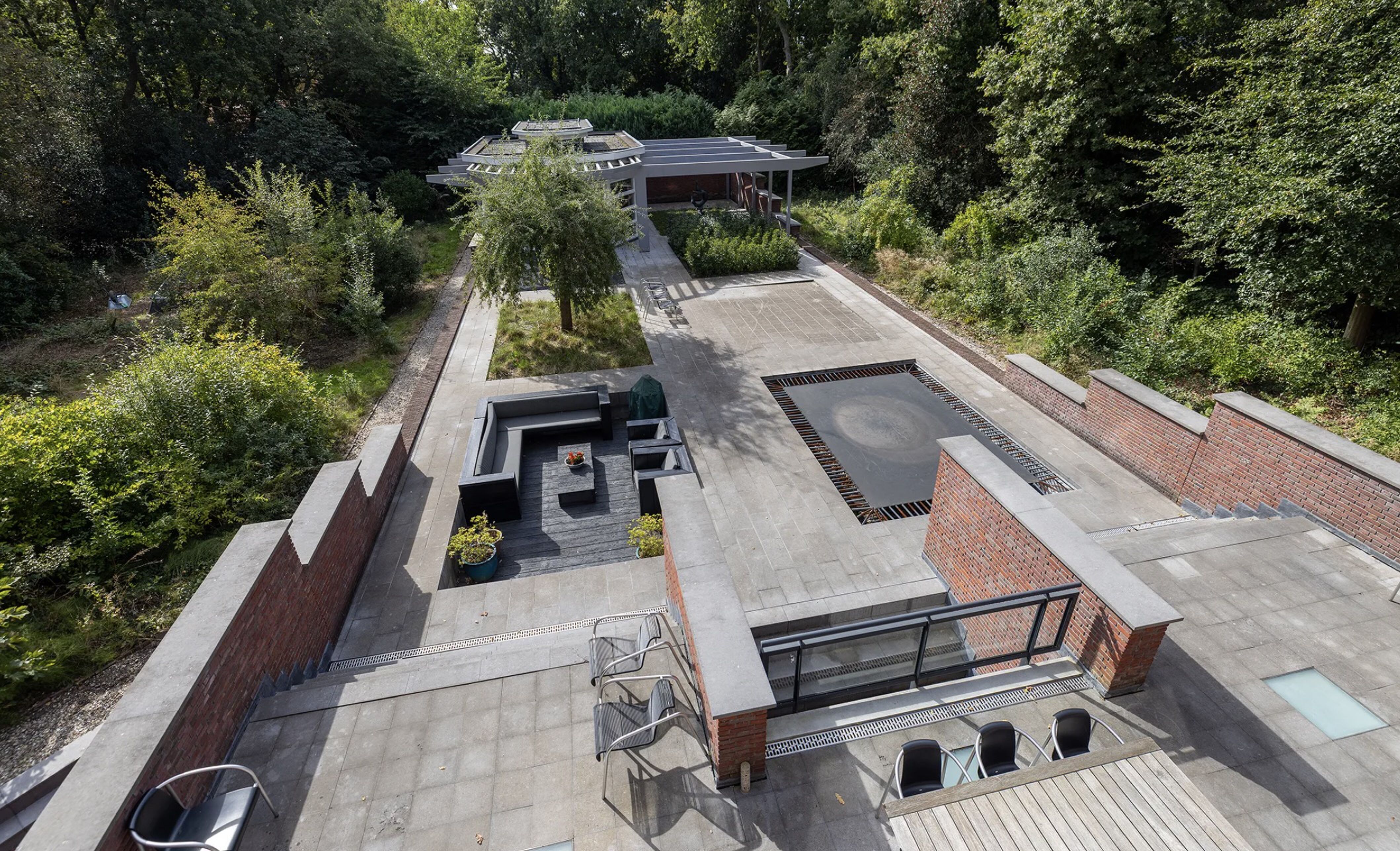 De achtertuin van de villa in Bergen