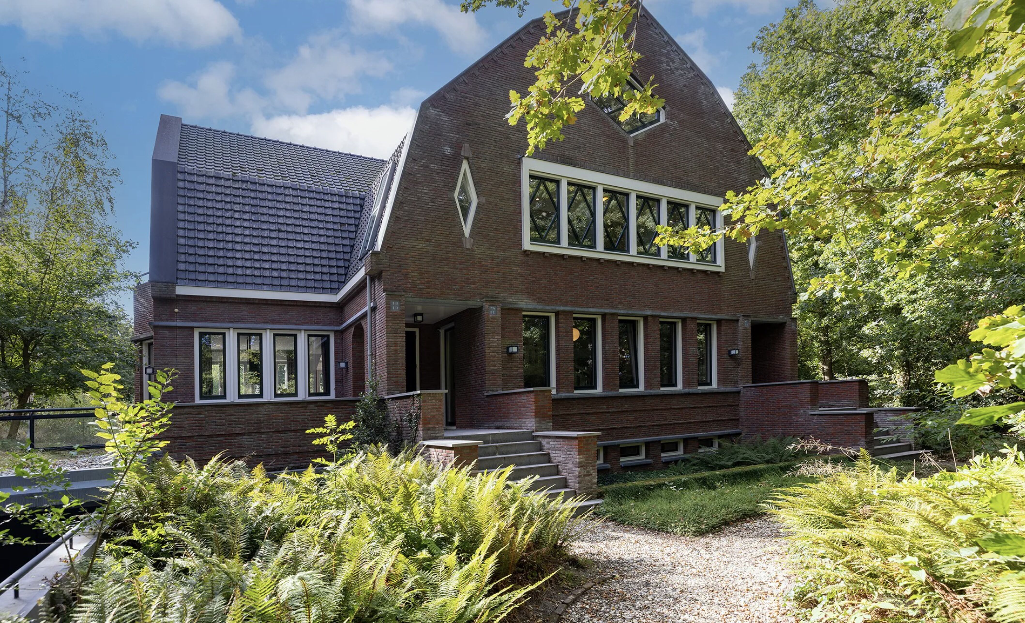 Het vooraanzicht van de villa in Bergen