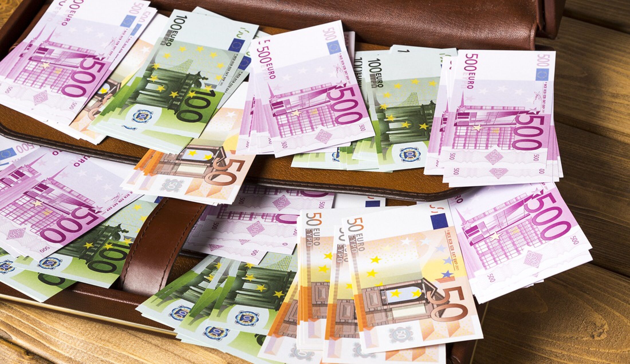 Een koffer vol met briefgeld