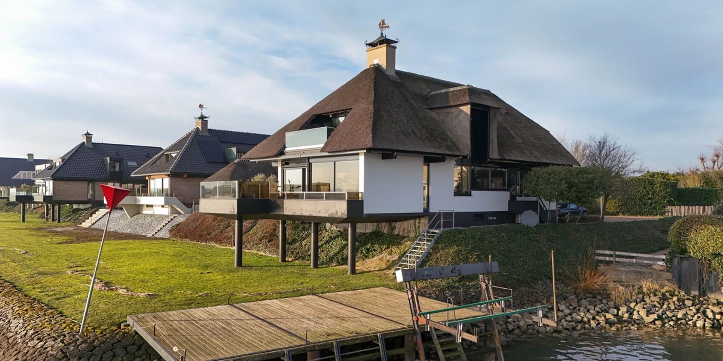 Rietgedekte villa met eigen bar en privésteiger in Zuid-Holland kost € 2.075.000