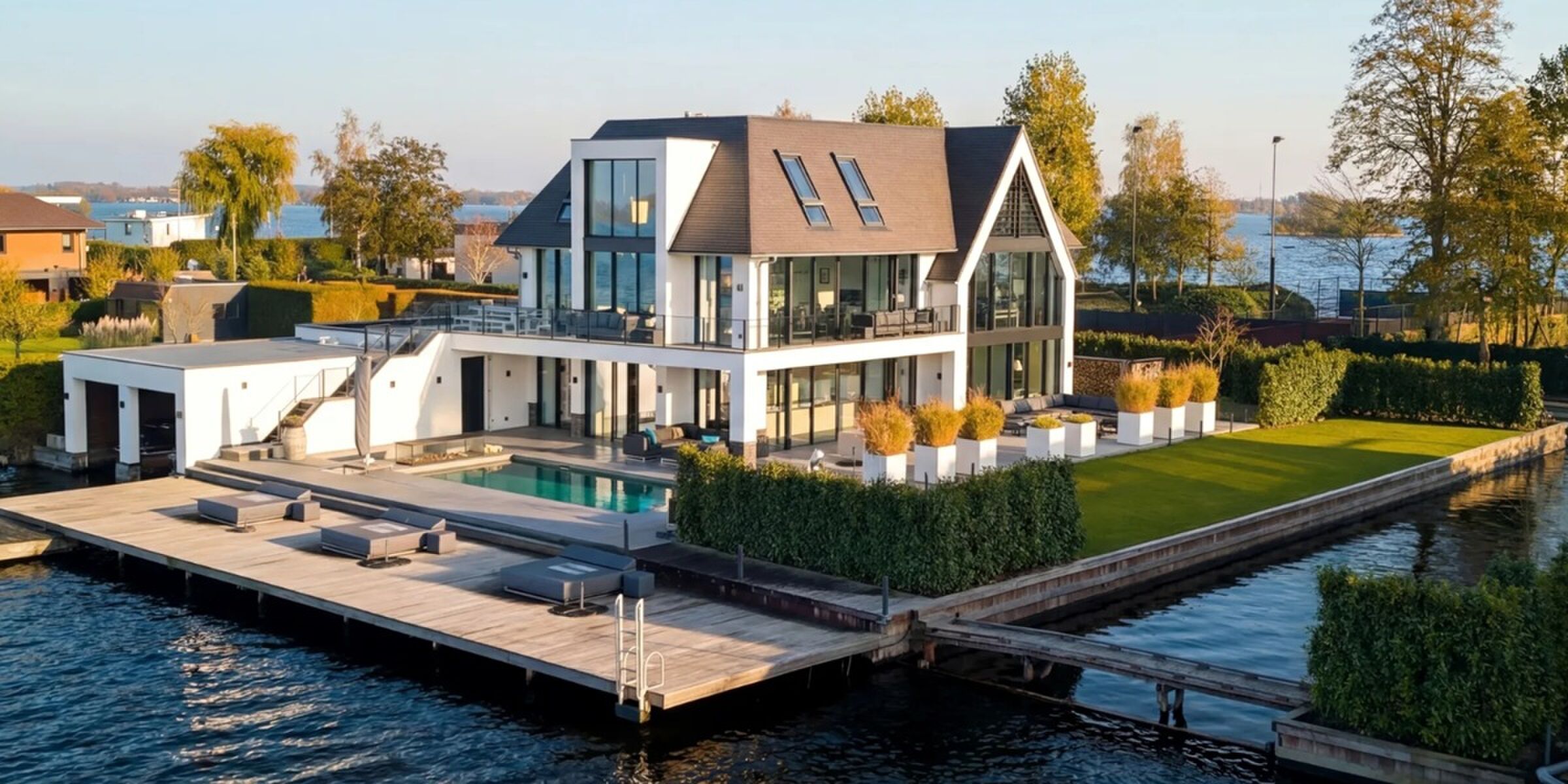 Steenrijke Nederlandse darter wil maar liefst € 8 miljoen voor moderne glazen villa met eigen boothu