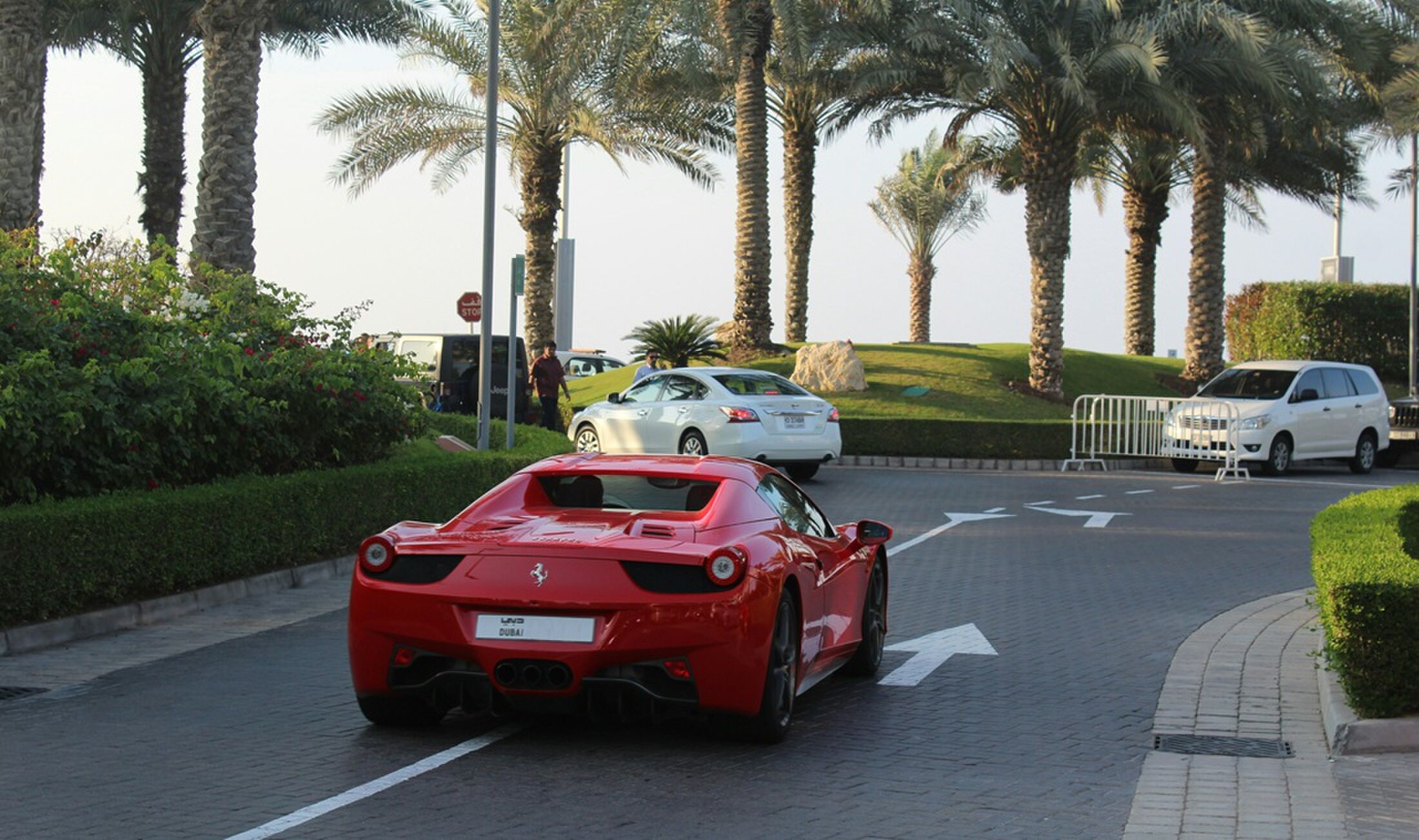 Een rode Ferrari op de openbare weg