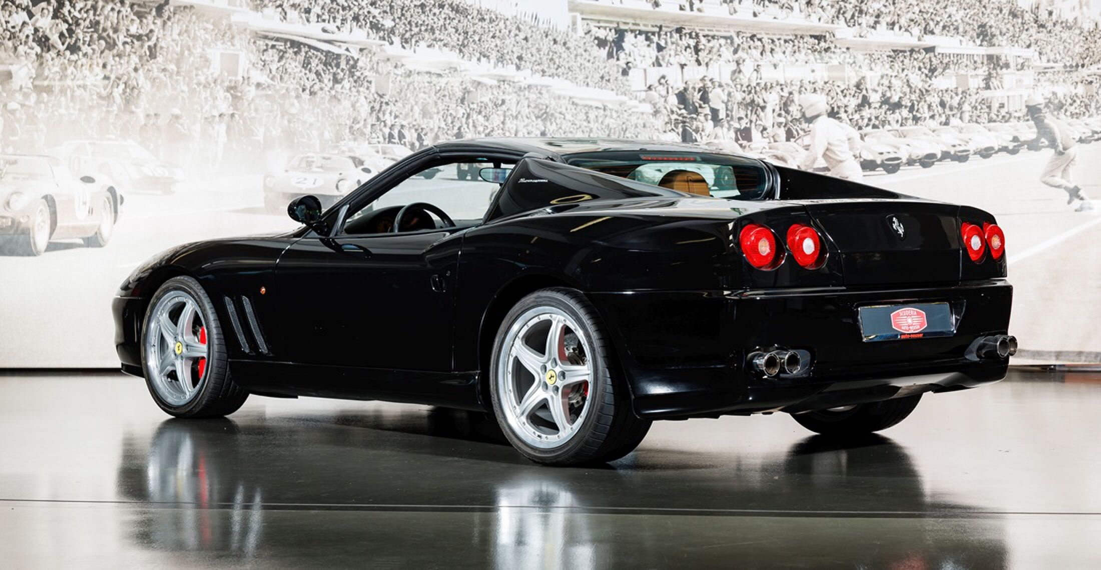 Een zwarte auto uit de autocollectie die de ex-wielrenner naar de veiling bracht