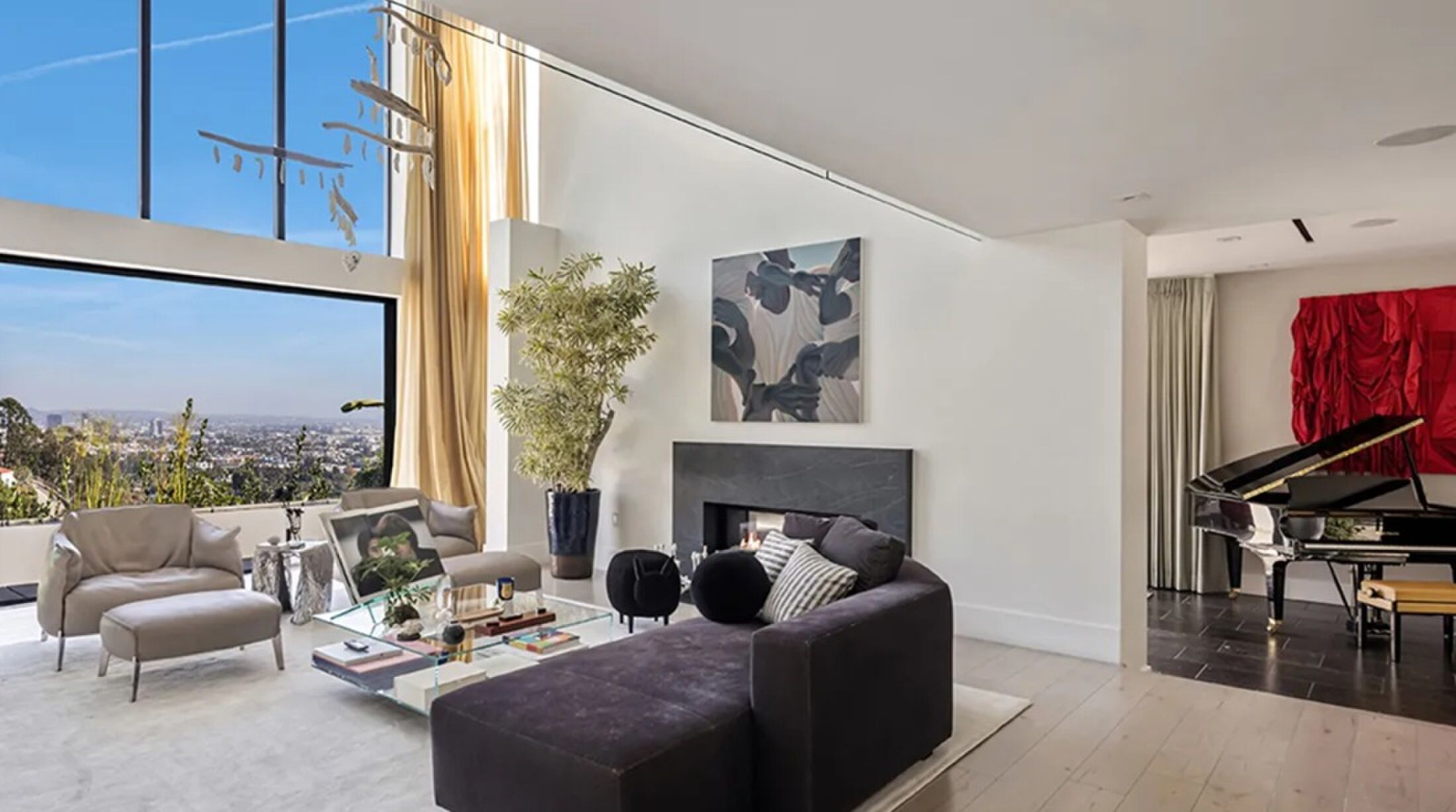 De living van de villa van Demi Lovato