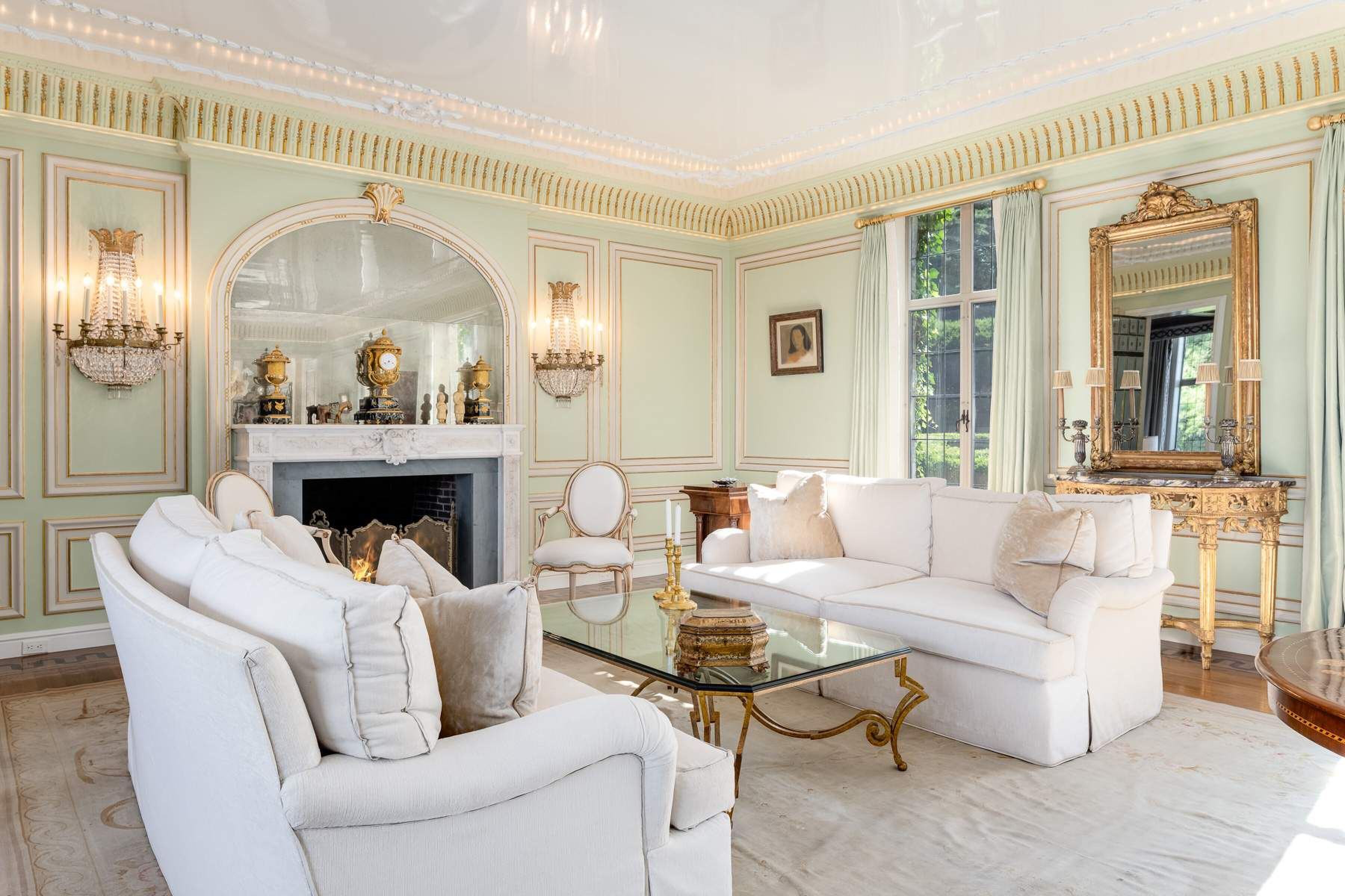 De living van het huis op het landgoed dat deels in New York ligt