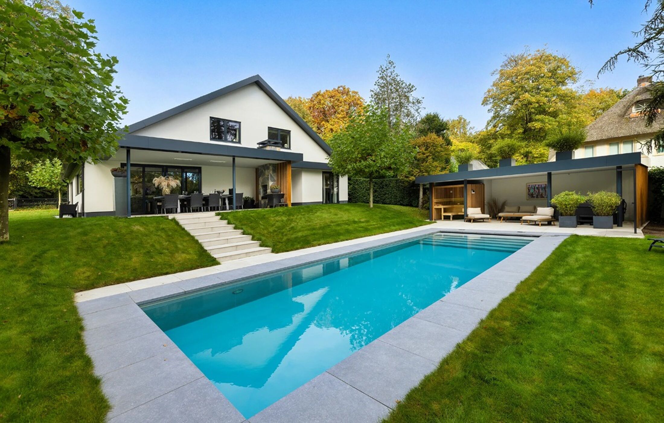 De achtertuin van de villa in Laren