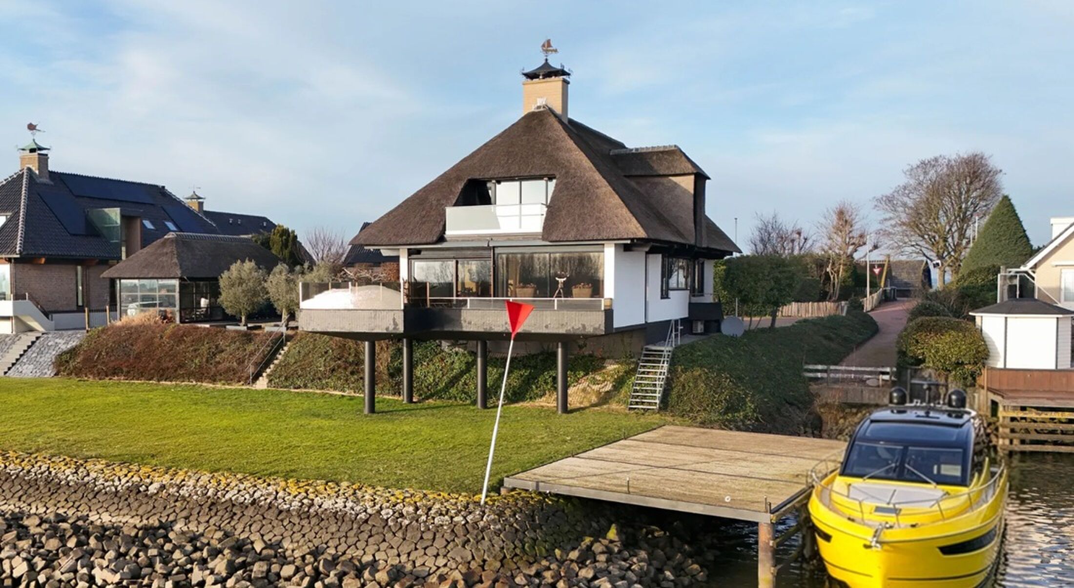 De achterzijde van de villa in Lekkerkerk