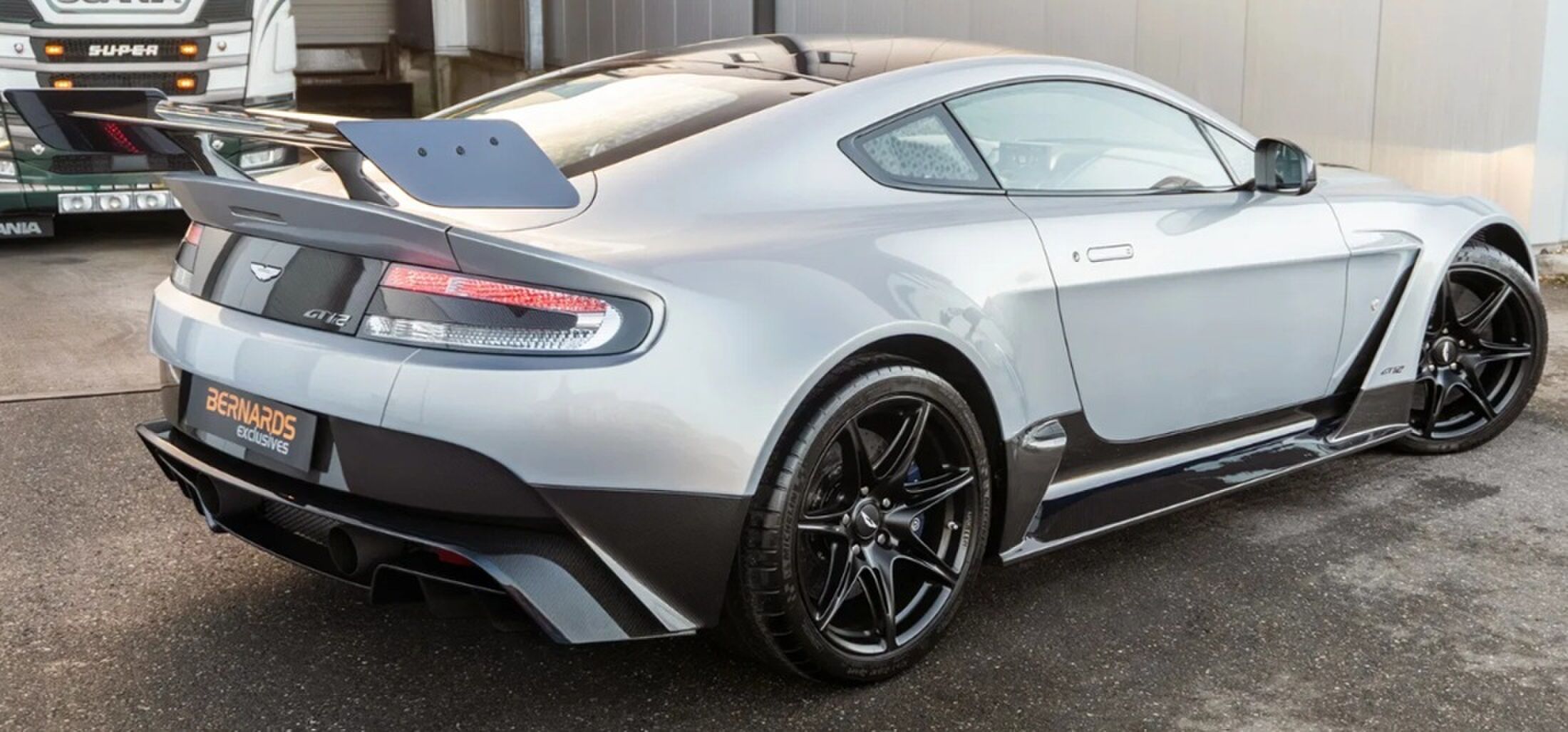 De achterkant van de Aston Martin Vantage GT12