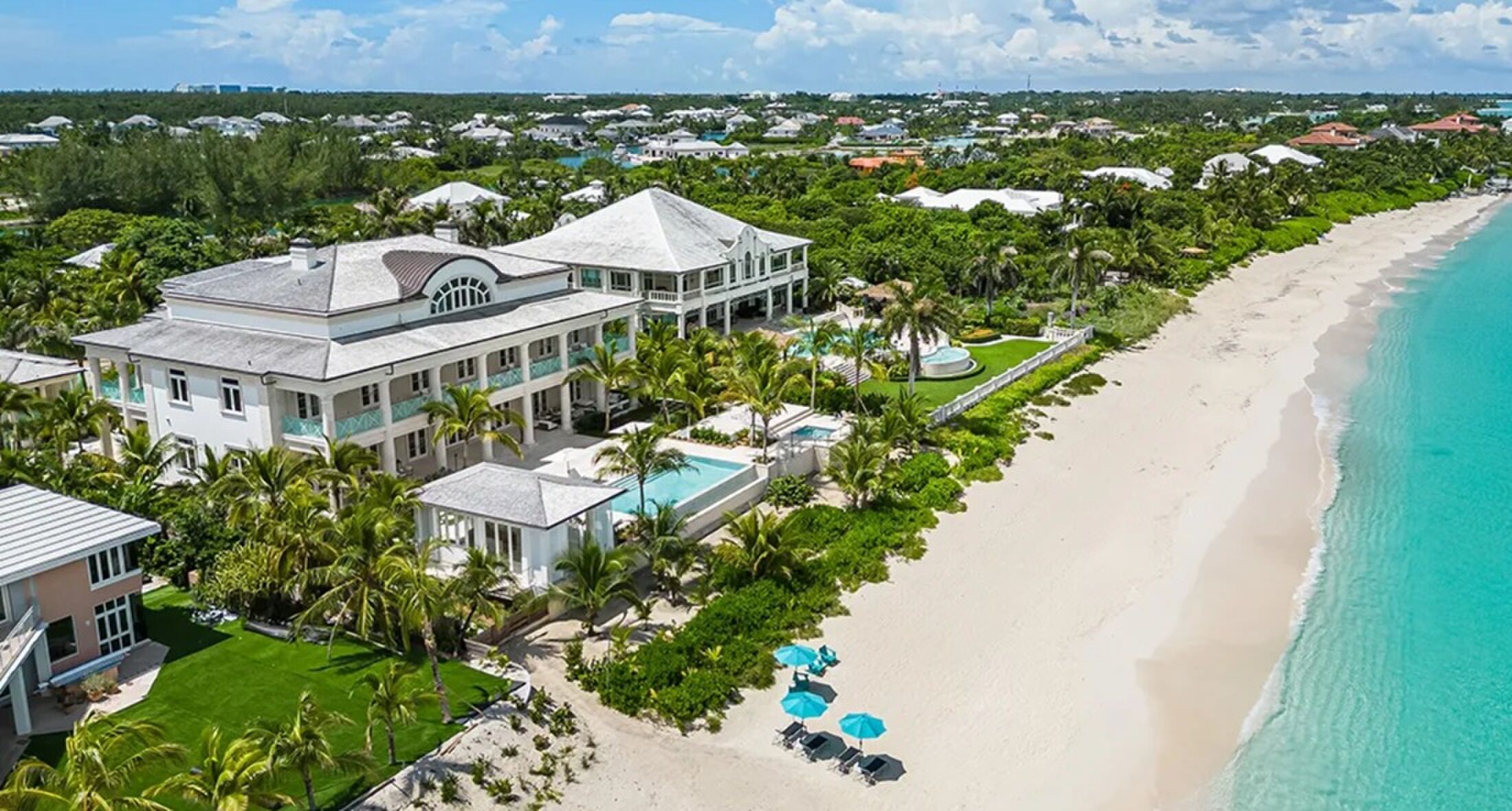De achterzijde van de villa op de Bahama's