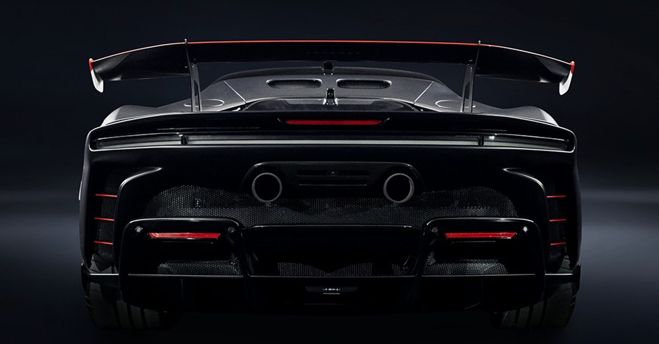 De achterzijde van de Ferrari van Charles Leclerc