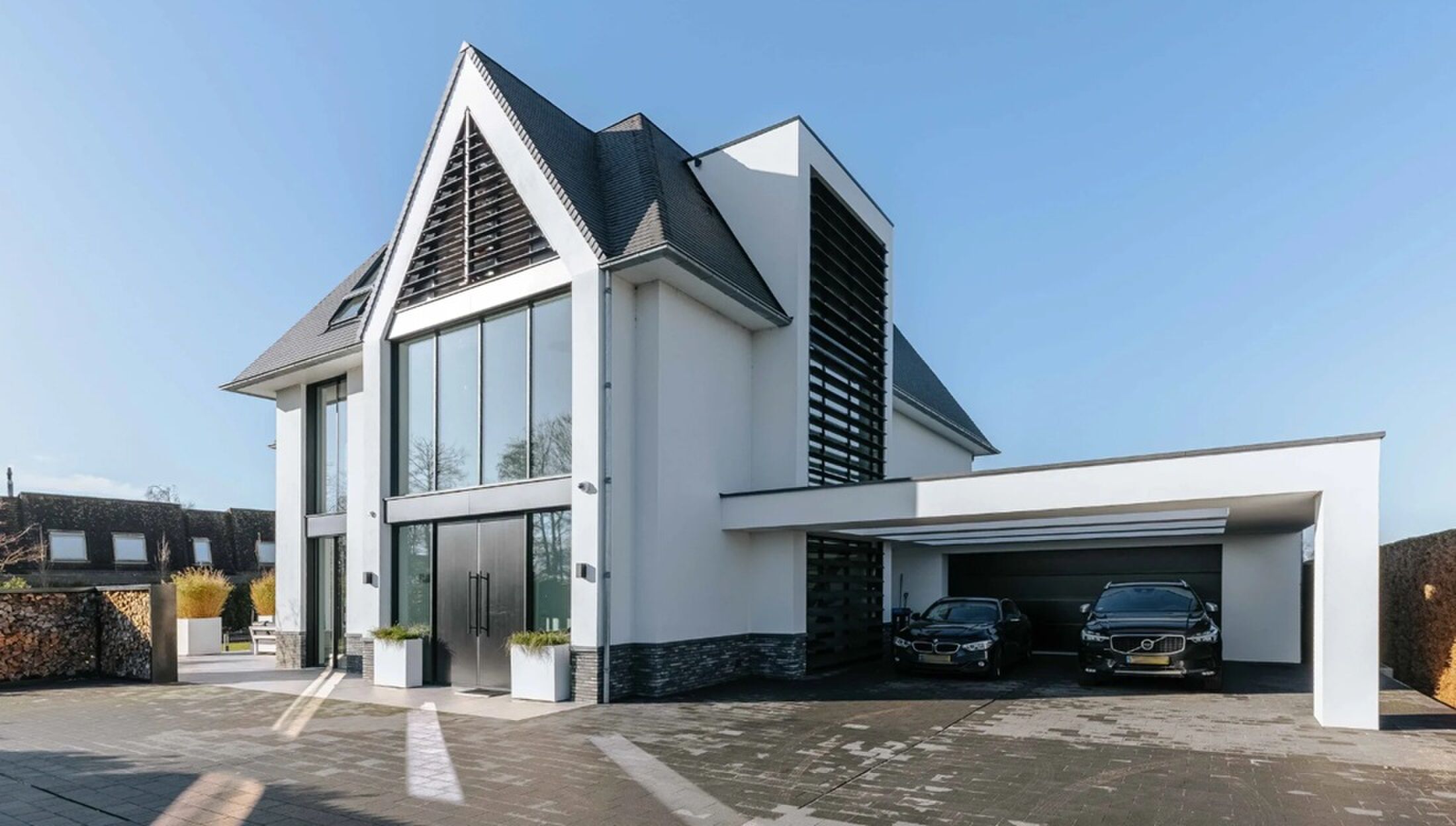 De voorzijde van de villa in Vinkeveen