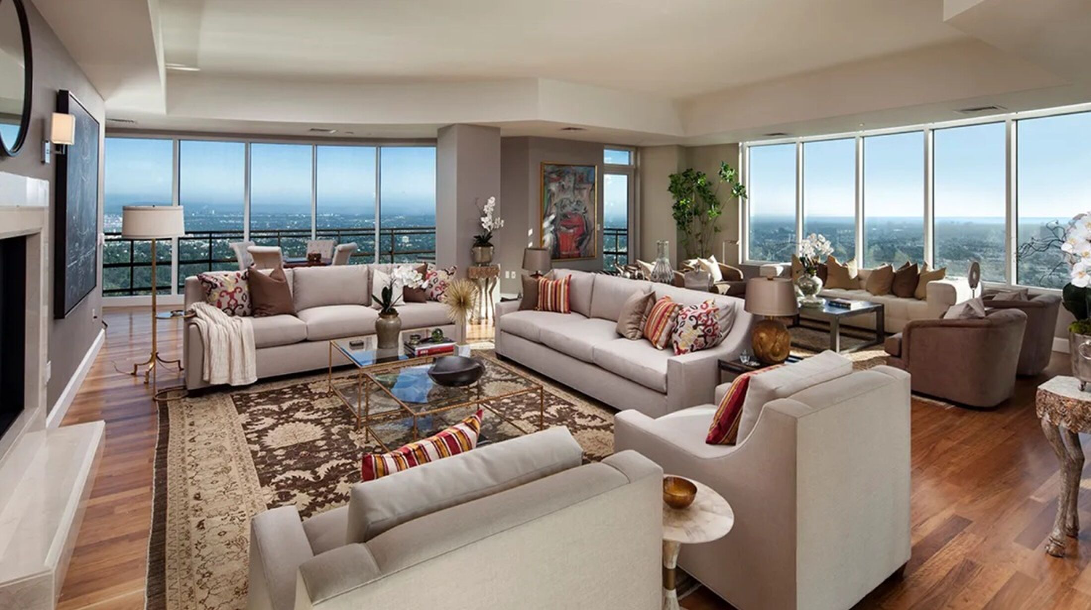 De woonkamer van het penthouse in Los Angeles