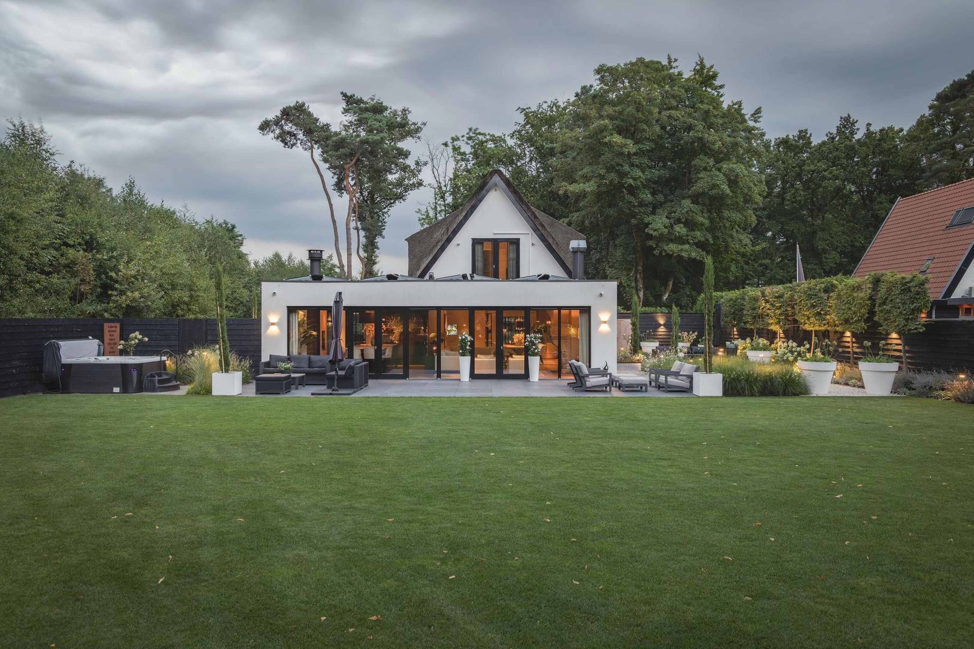 De achterzijde van de bosvilla in Soesterberg