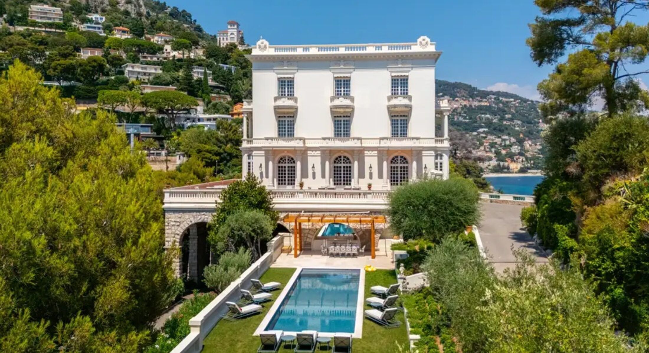 De buitenzijde van de villa van Karl Lagerfeld