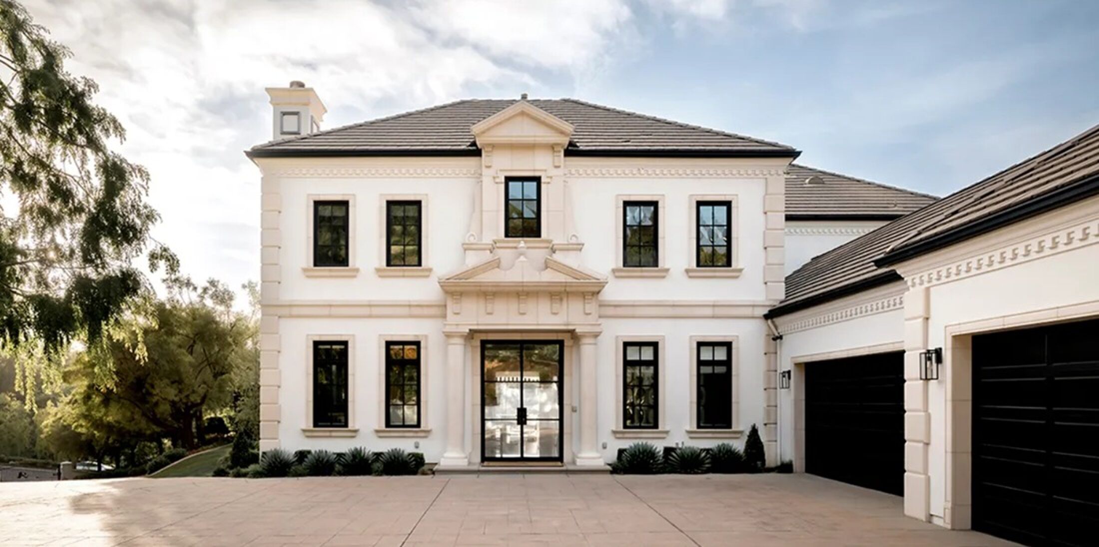 De voorzijde van de woning van Paul Anka