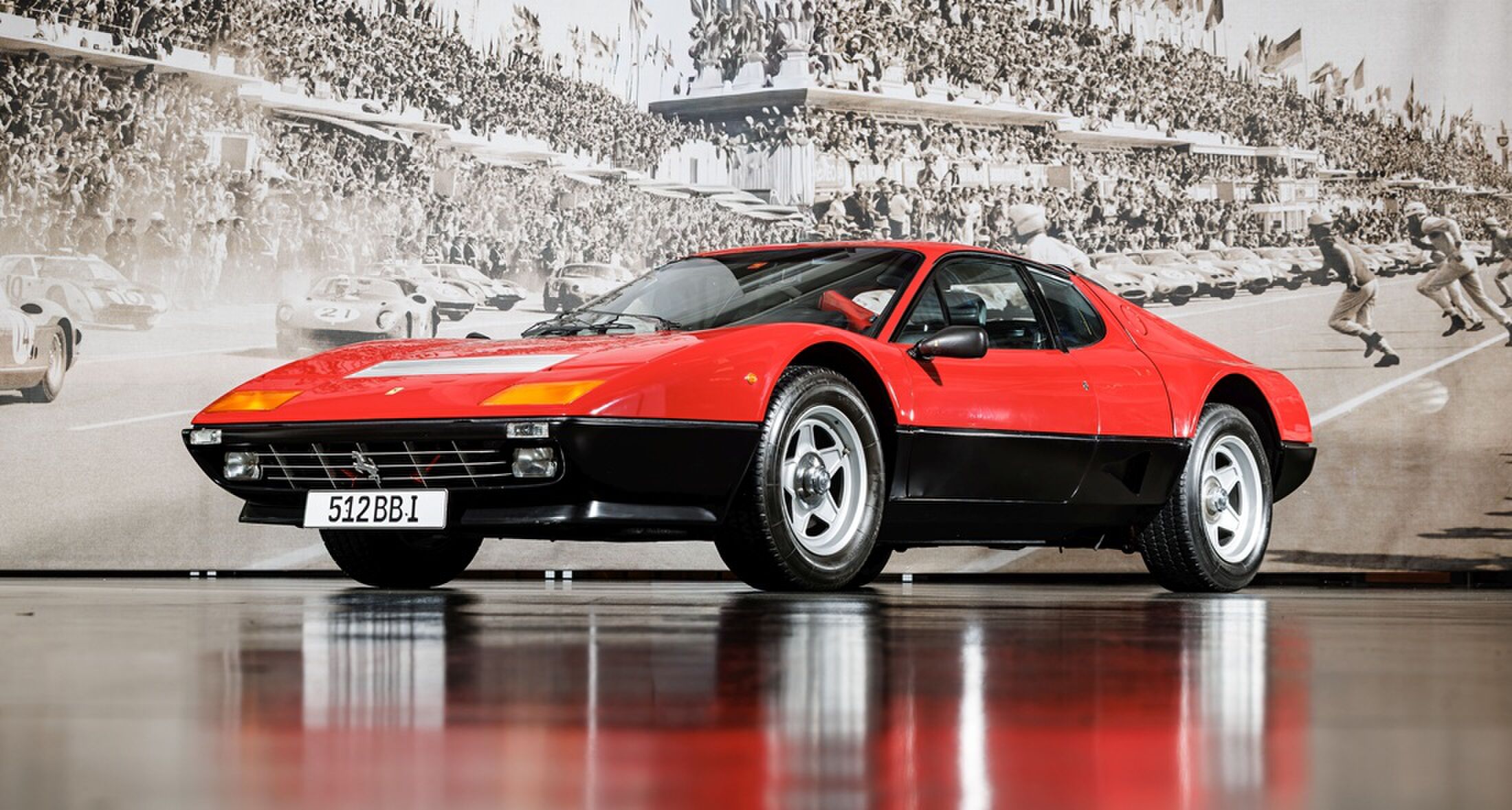 Een wagen uit de autocollectie die naar de veiling gaat