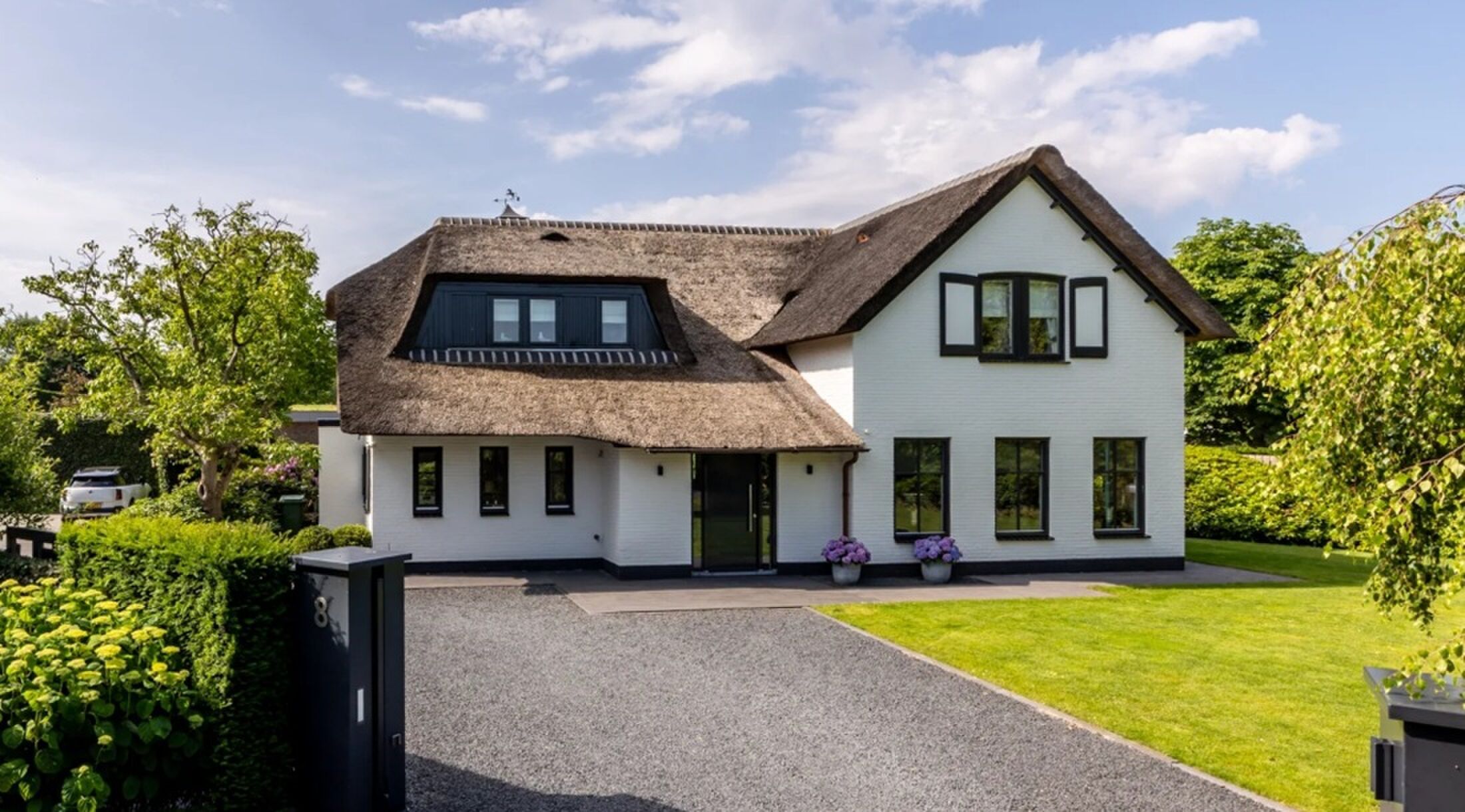 De voorkant van de luxe villa nabij Rotterdam