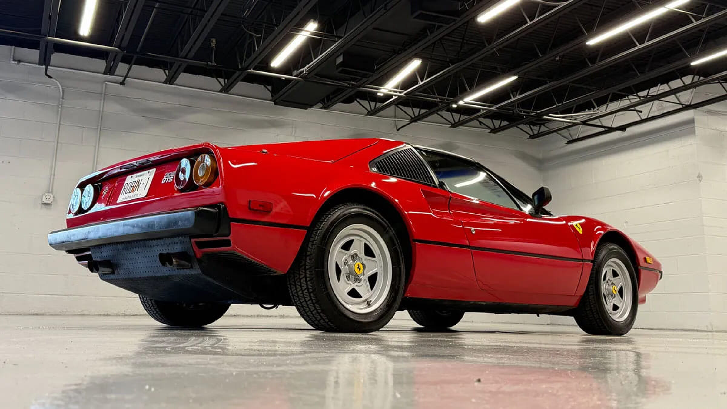 De Ferrari 308 GTS van de zijkant