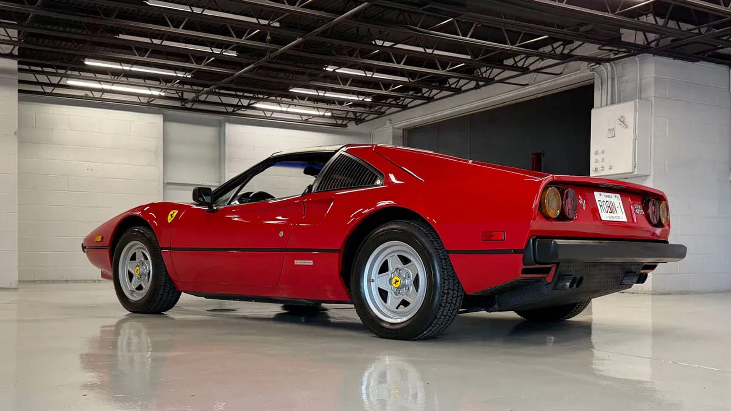 De Ferrari 308 GTS van de zijkant