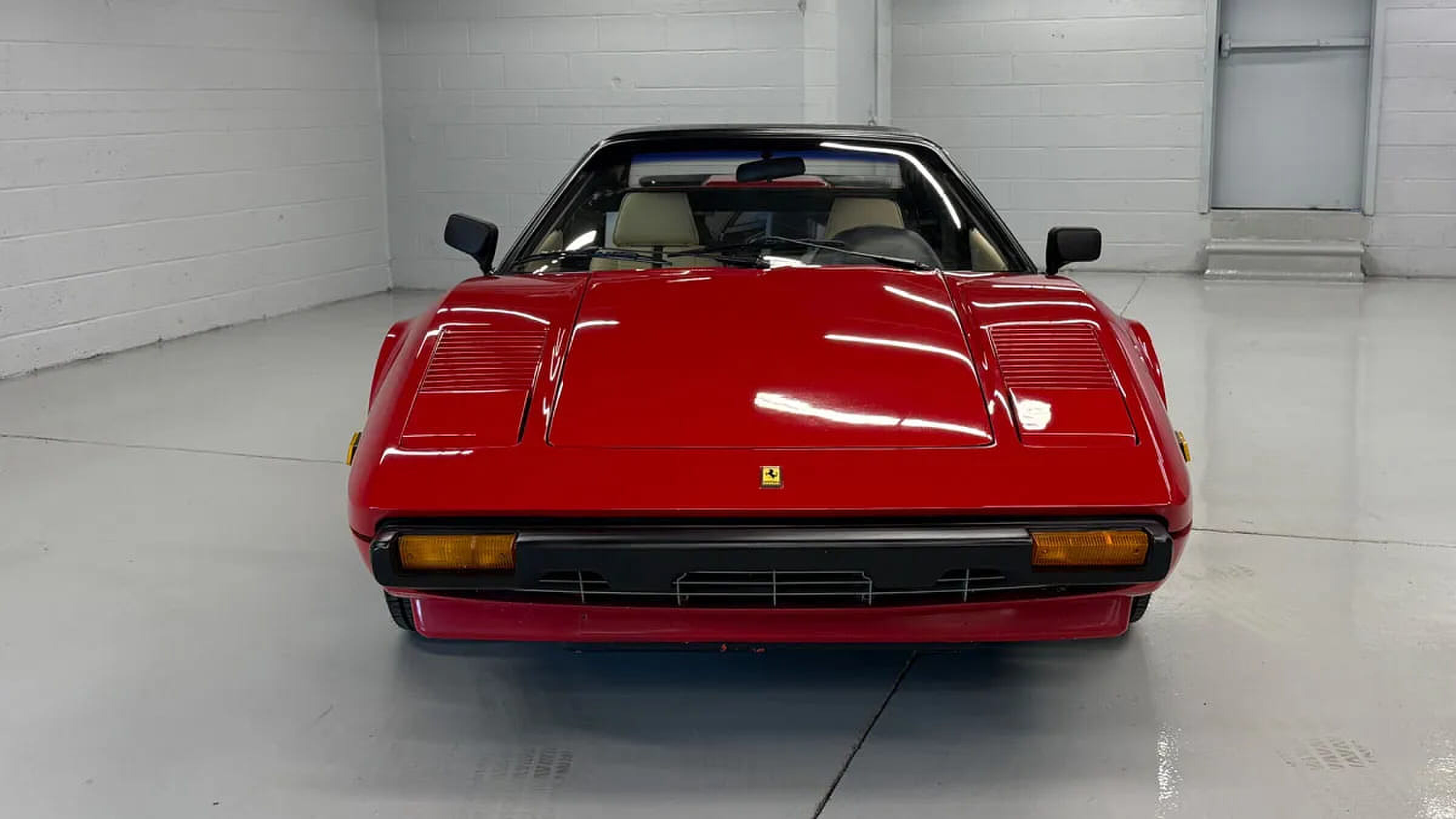 De Ferrari 308 GTS van de voorkant
