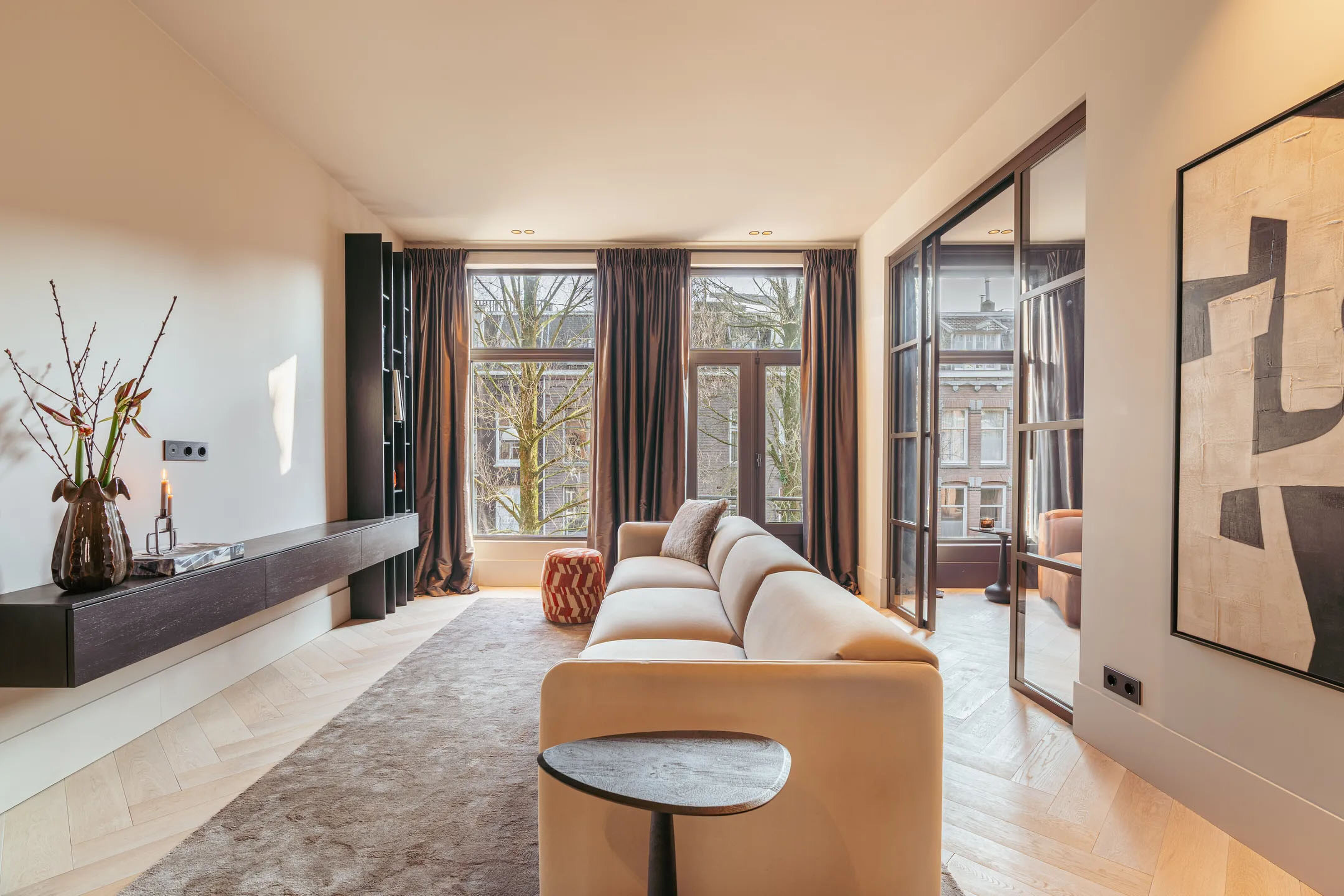 De woonkamer van het prachtige appartement in Amsterdam-Zuid
