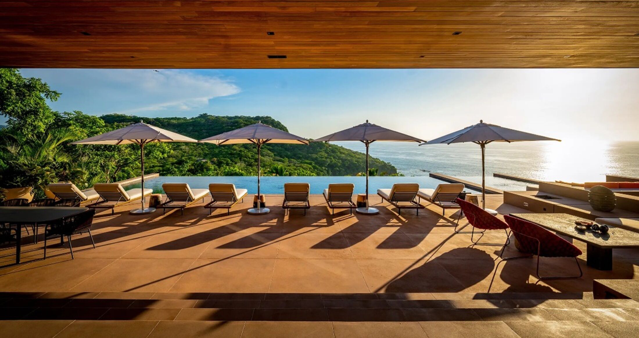 Het zwembad met zonnestoelen