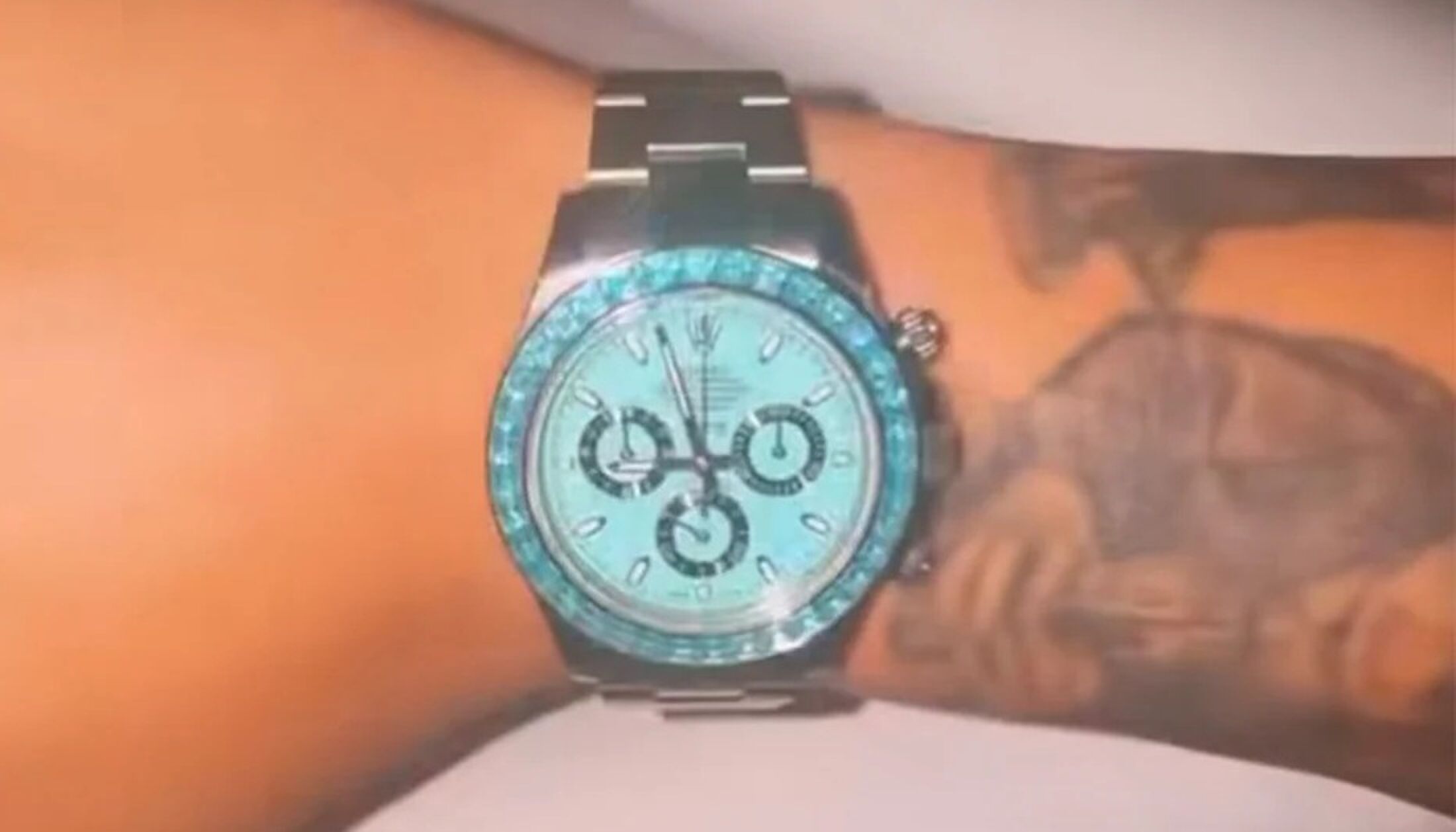 De Rolex Daytona om de pols van Drake