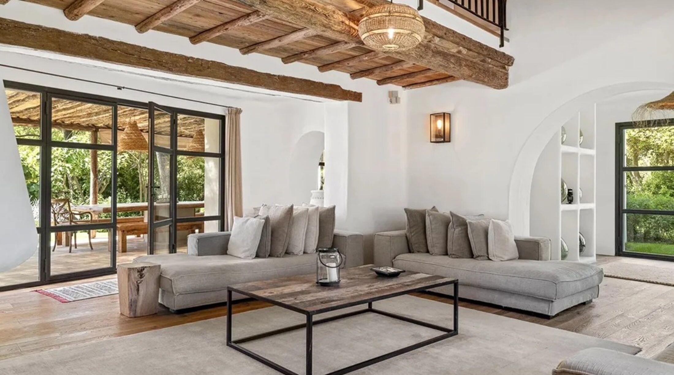 De lounge van de villa in Cannes