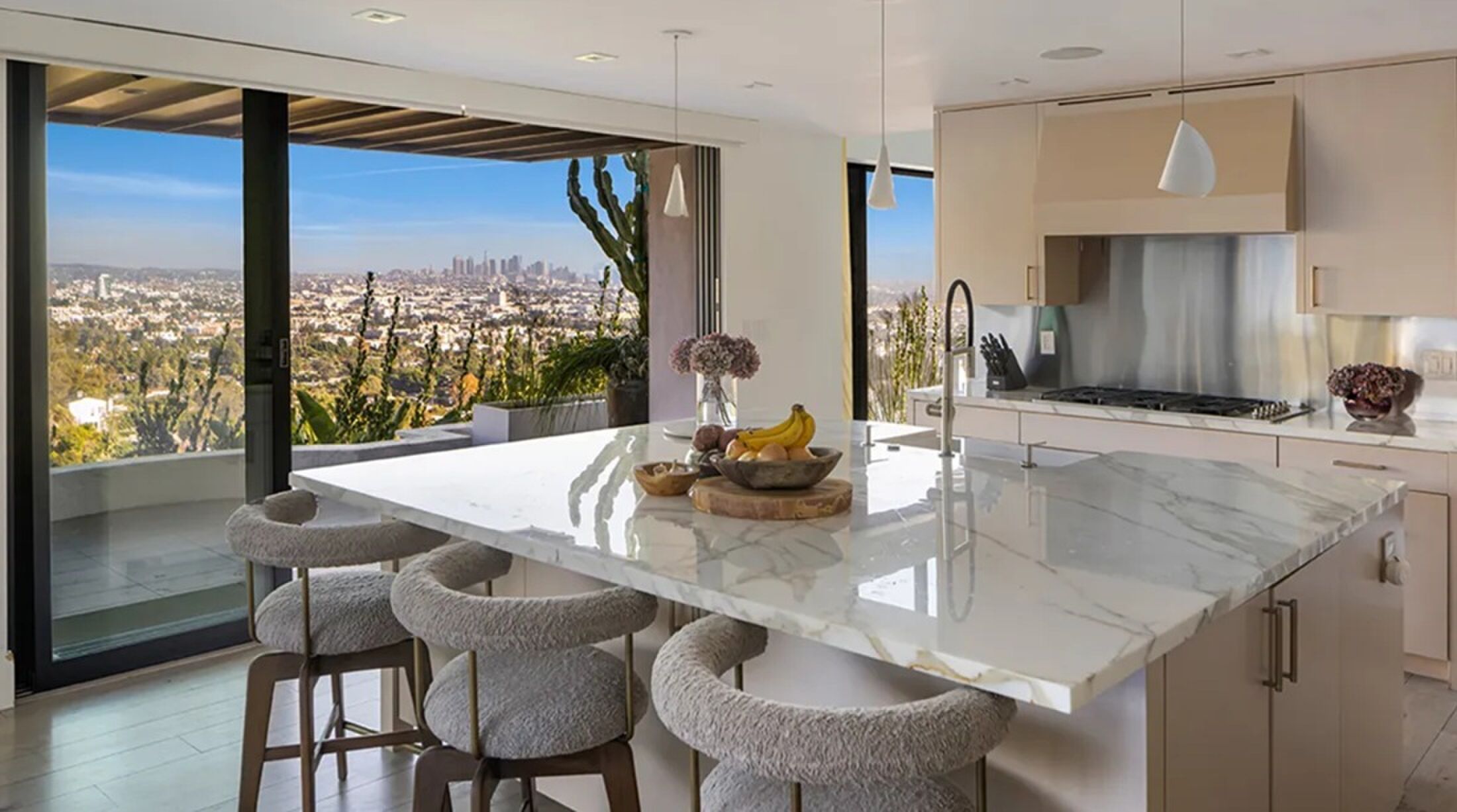 De keuken van de villa in Demi Lovato