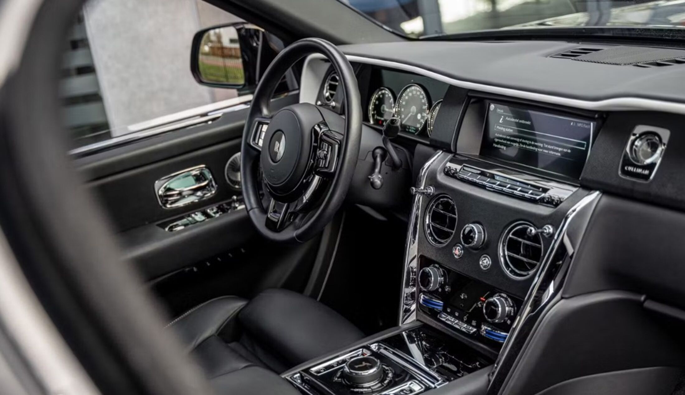 Het interieur van de speciale SUV