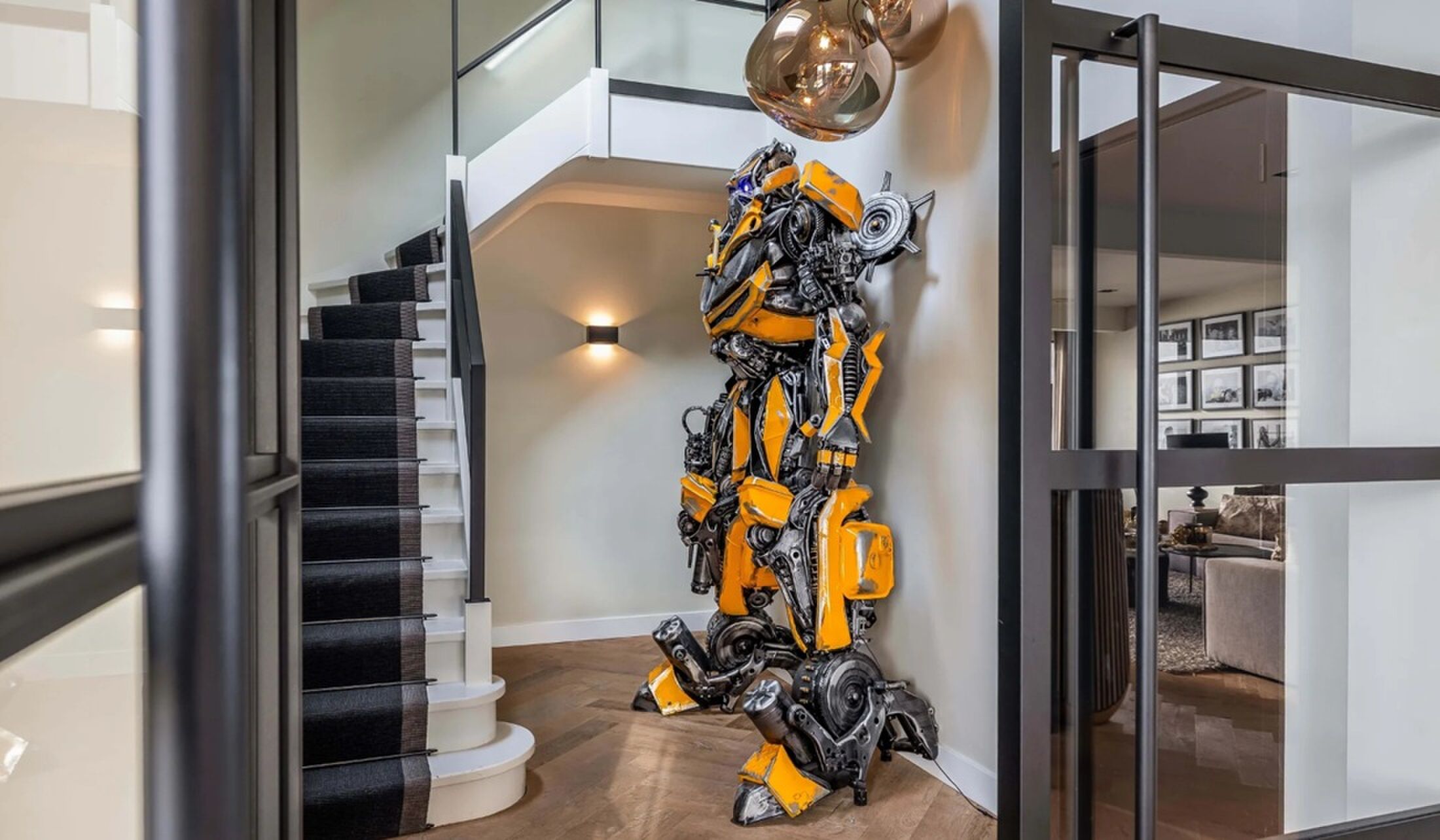 De Transformer in de hal van de villa in Lekkerkerk