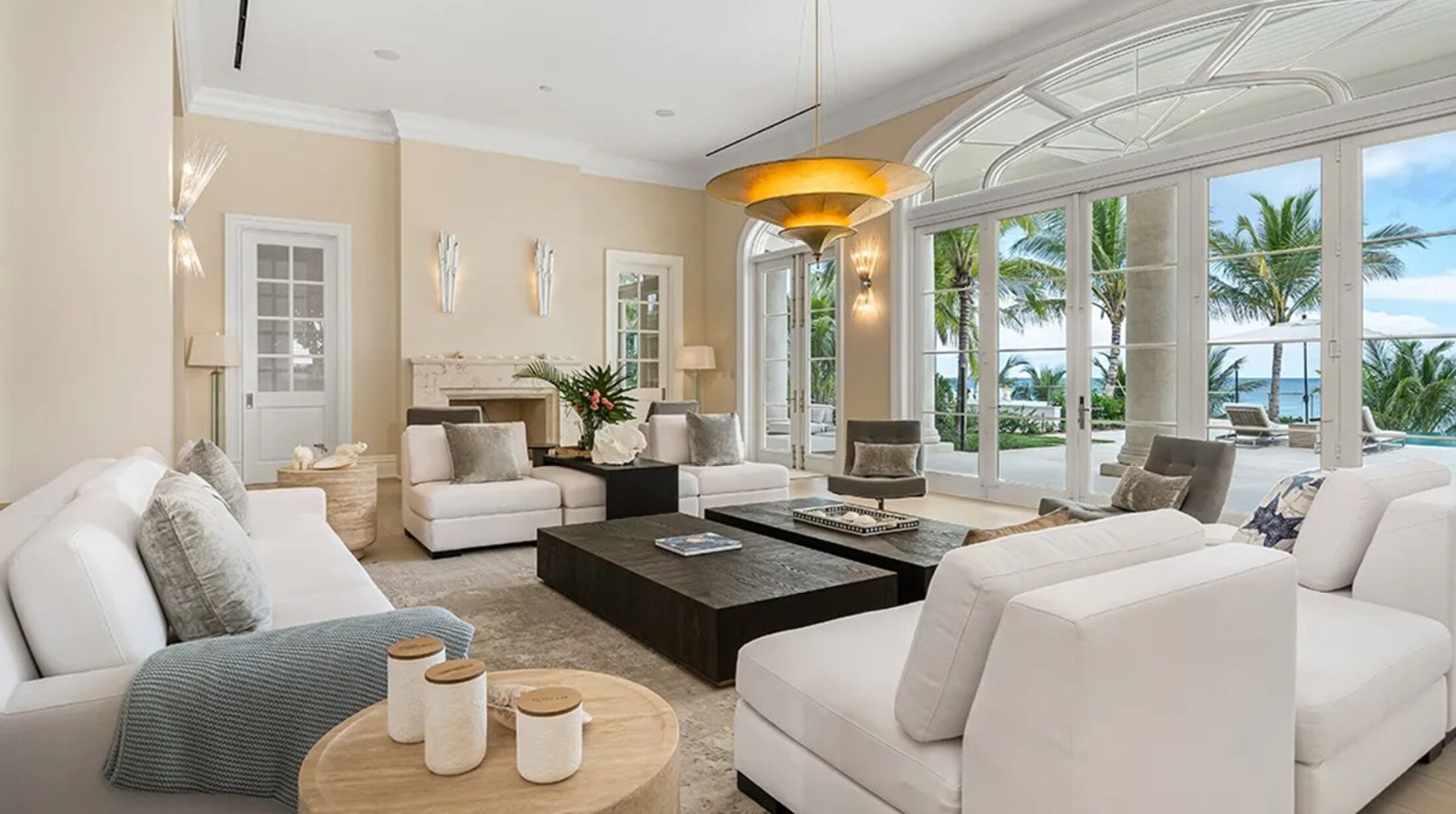 De living van de villa op de Bahama's