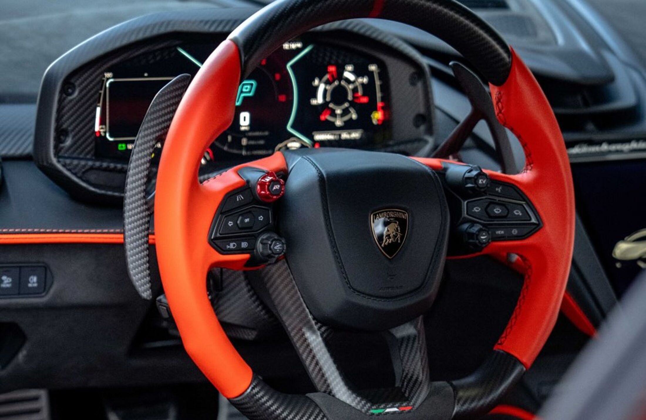 Het oranje stuurwiel in de cabine