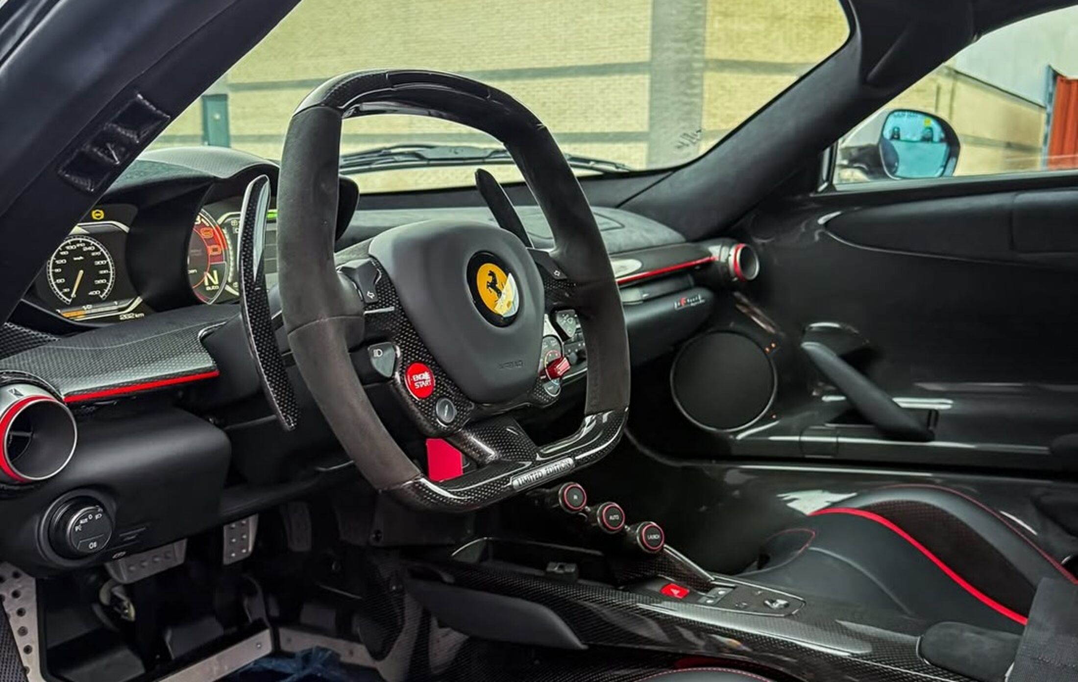 Het interieur van de unieke sportwagen