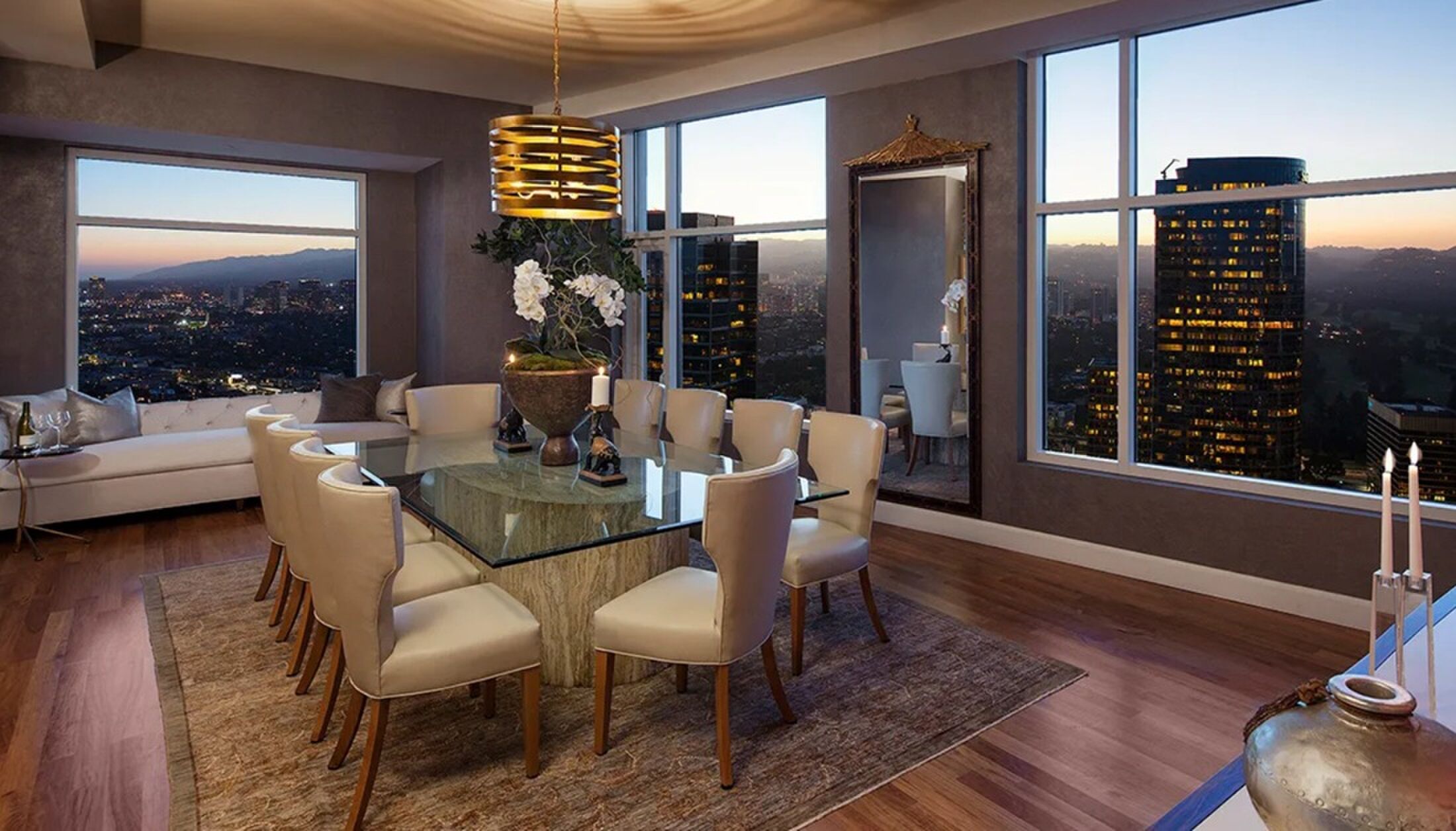 De eetkamer van het penthouse in Los Angeles
