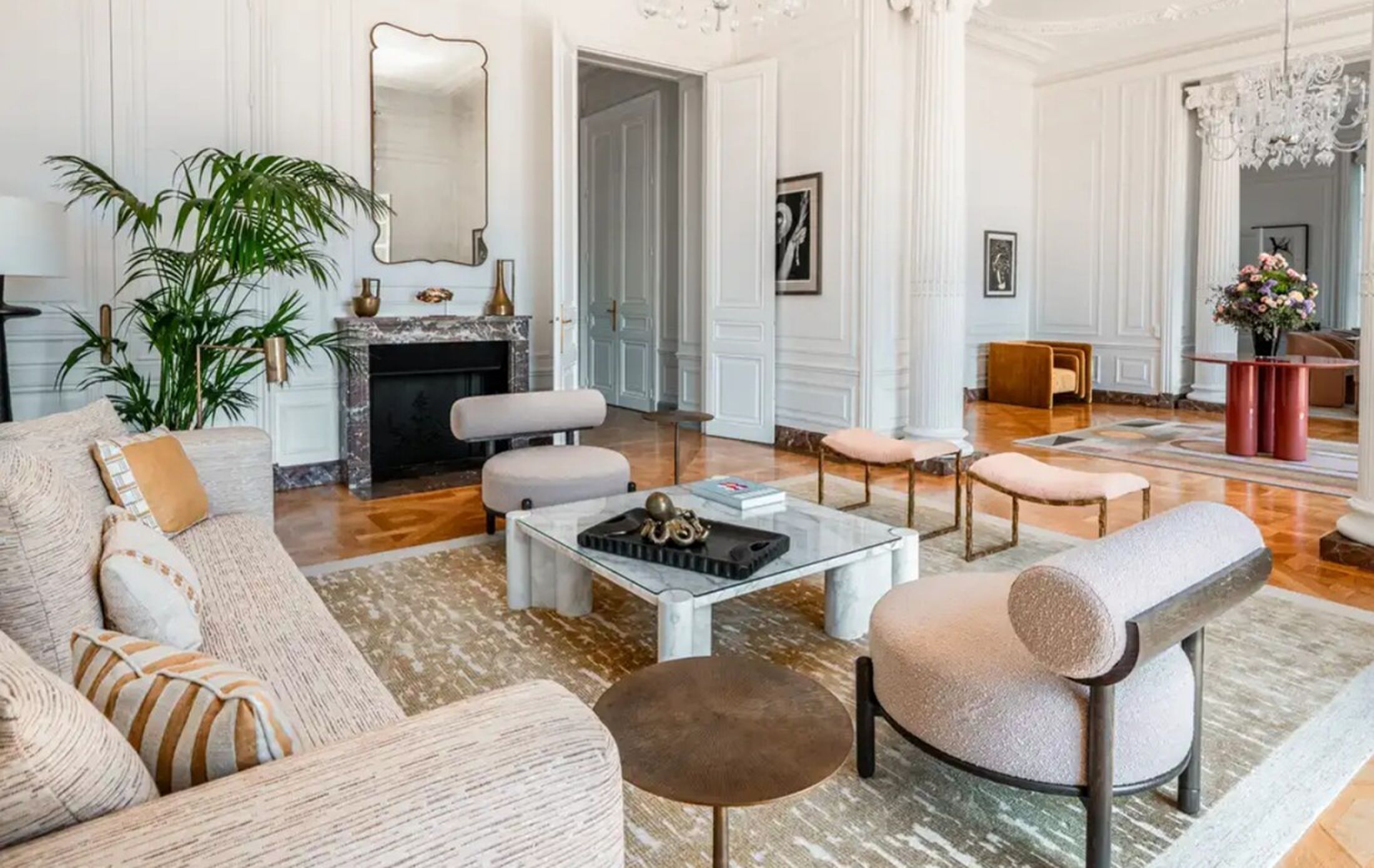 De living van de voormalige villa van Karl Lagerfeld