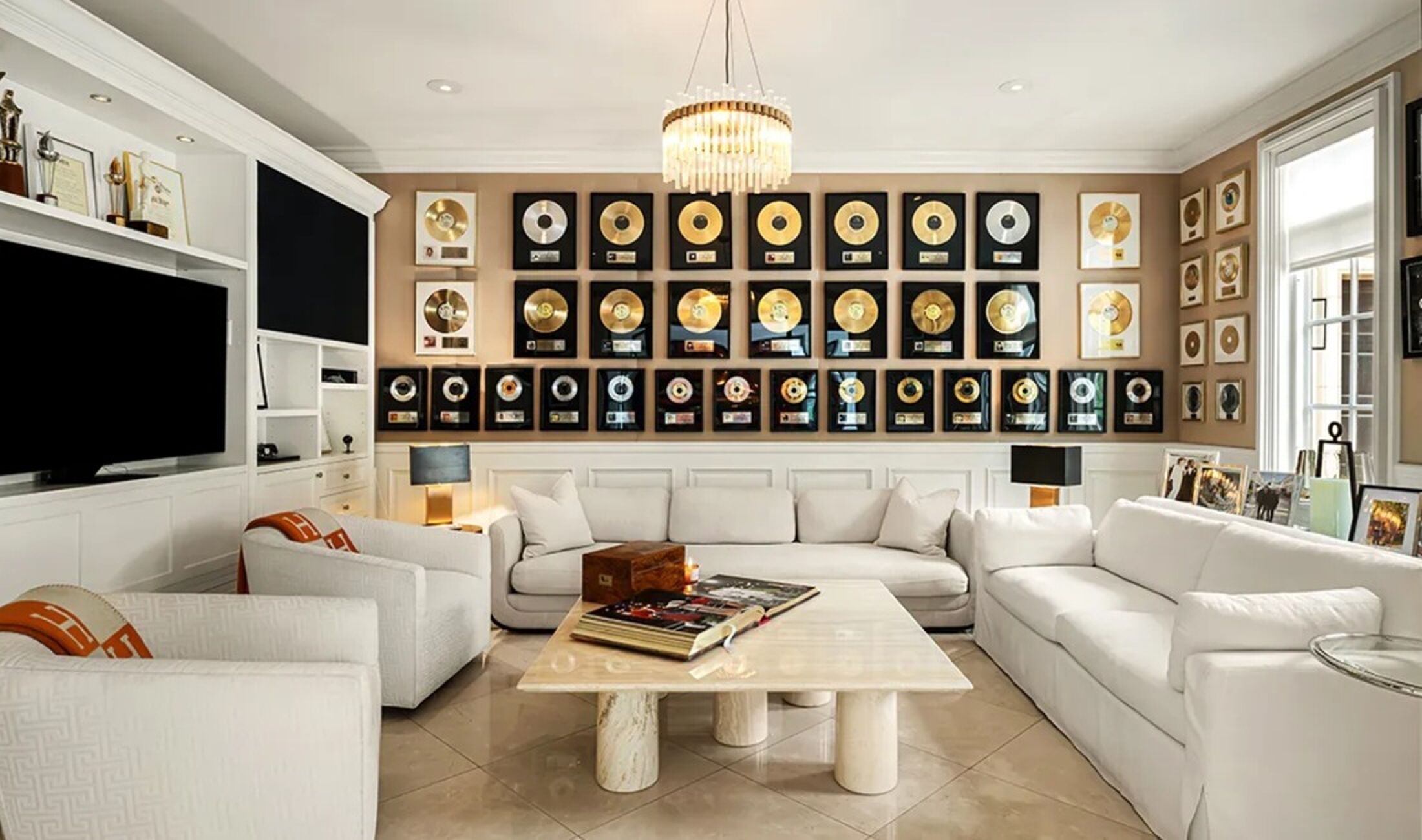 De living van de woning van Paul Anka