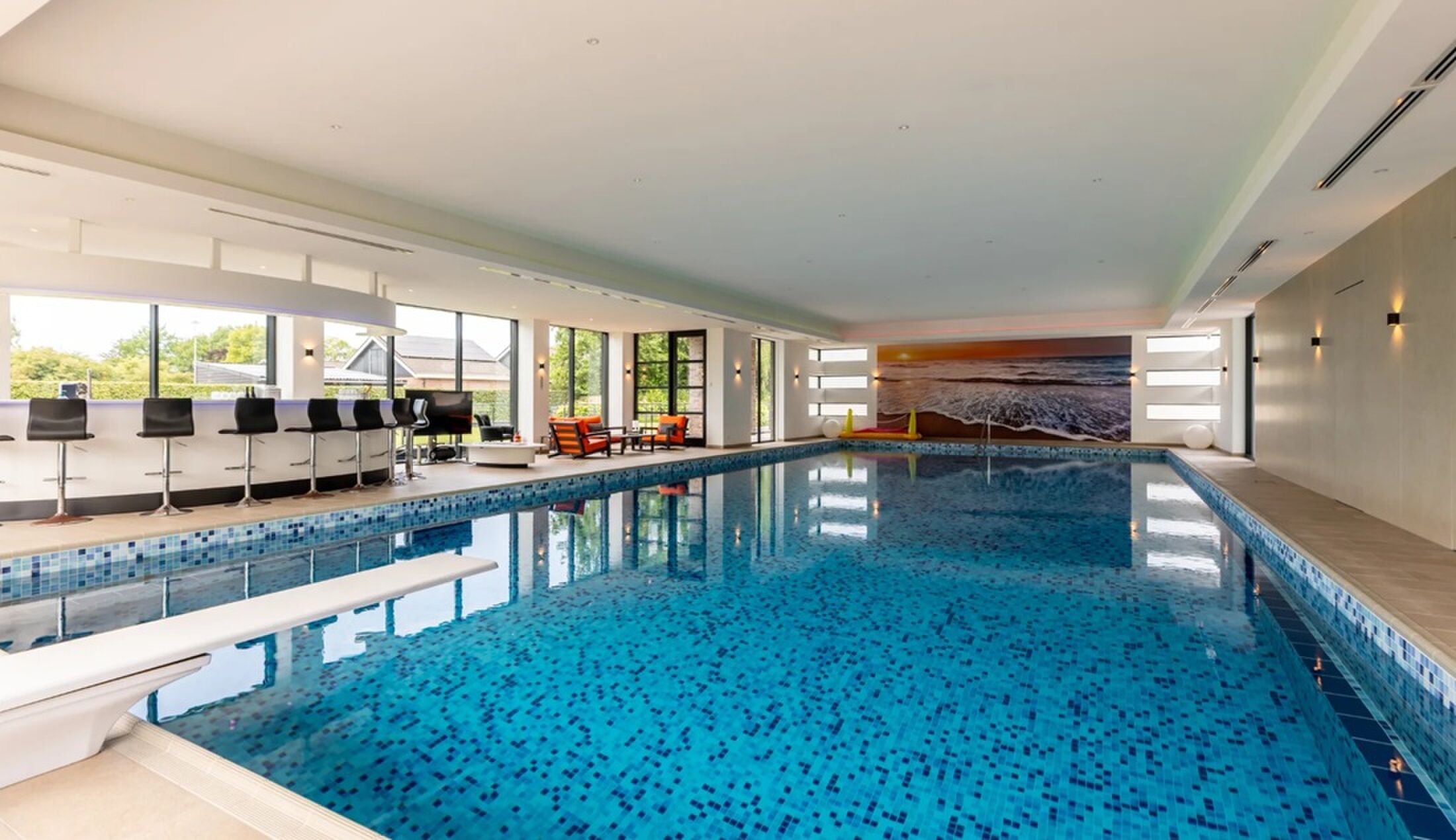 Het zwembad dat bij de luxe villa nabij Rotterdam hoort