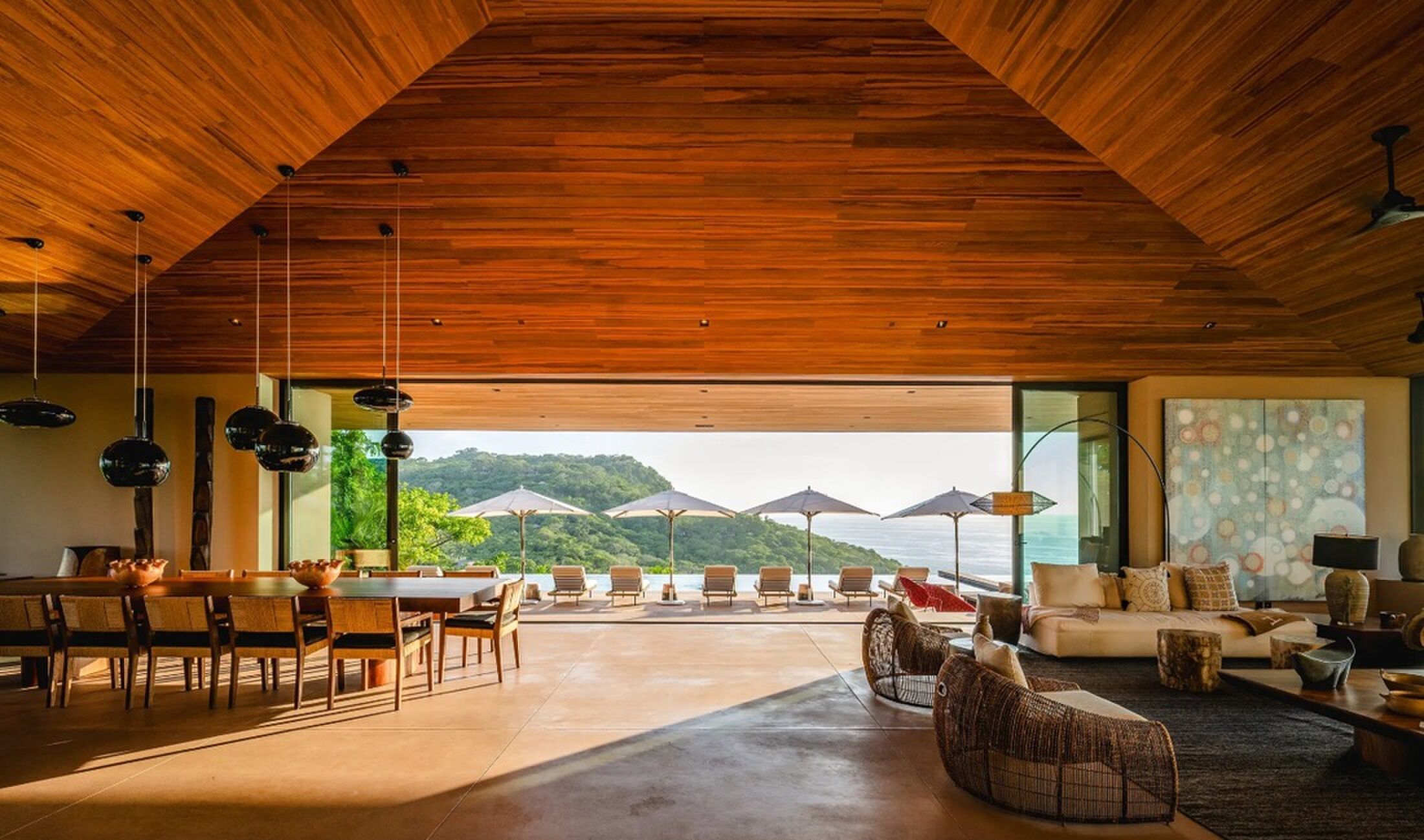 De woonkamer en de achtertuin