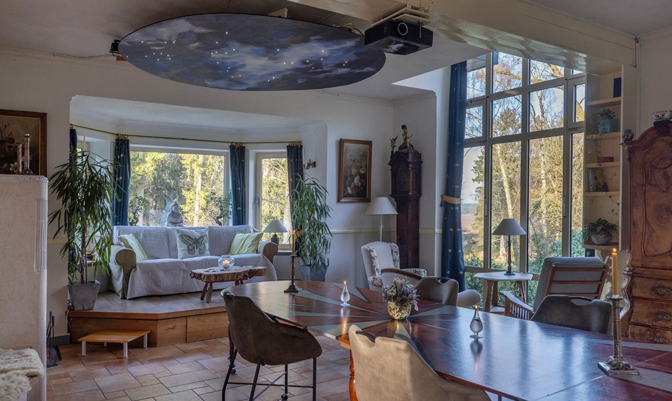 De living met uitzicht op de tuin