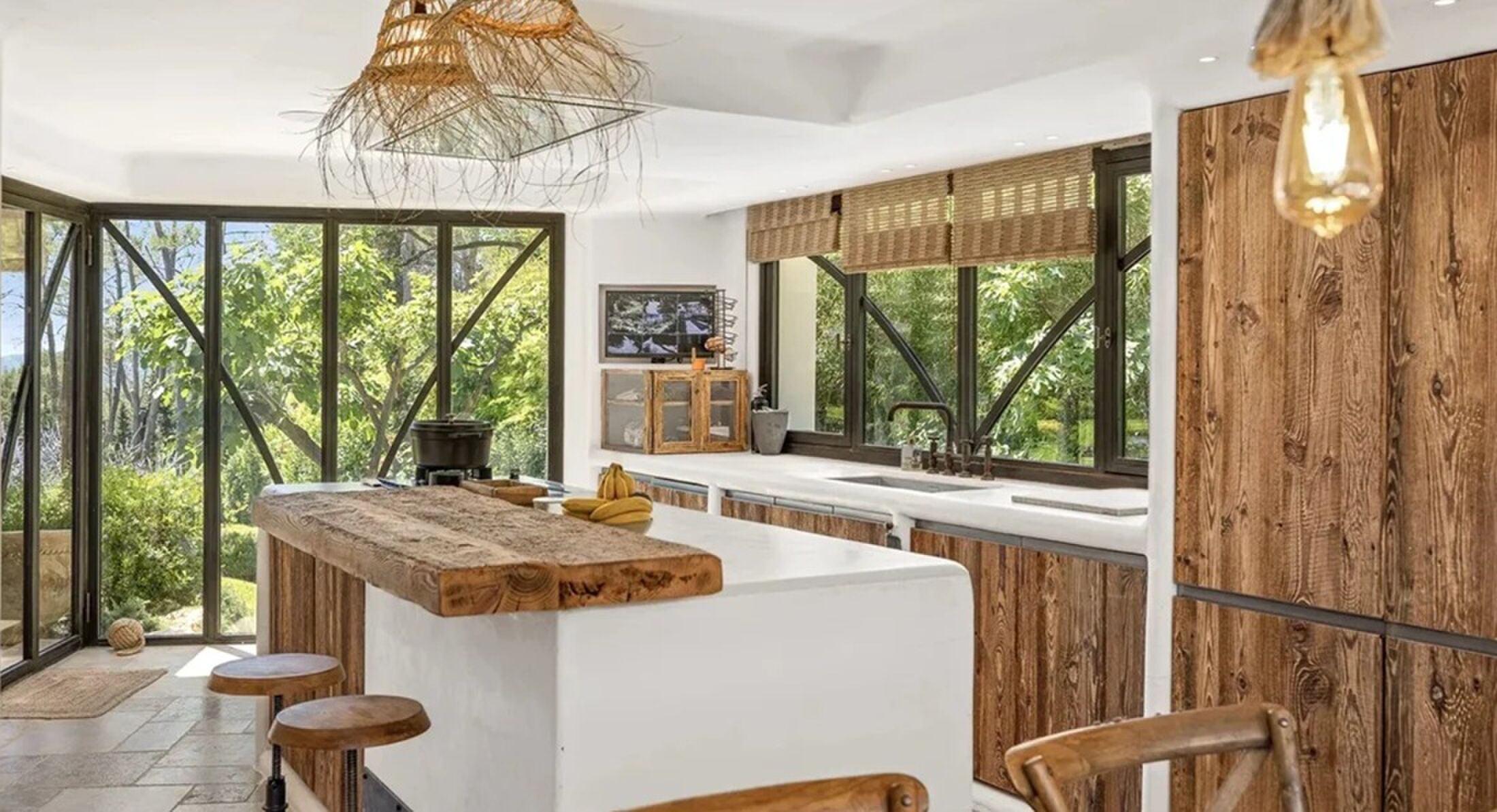 De luxueuze keuken met fijn uitzicht