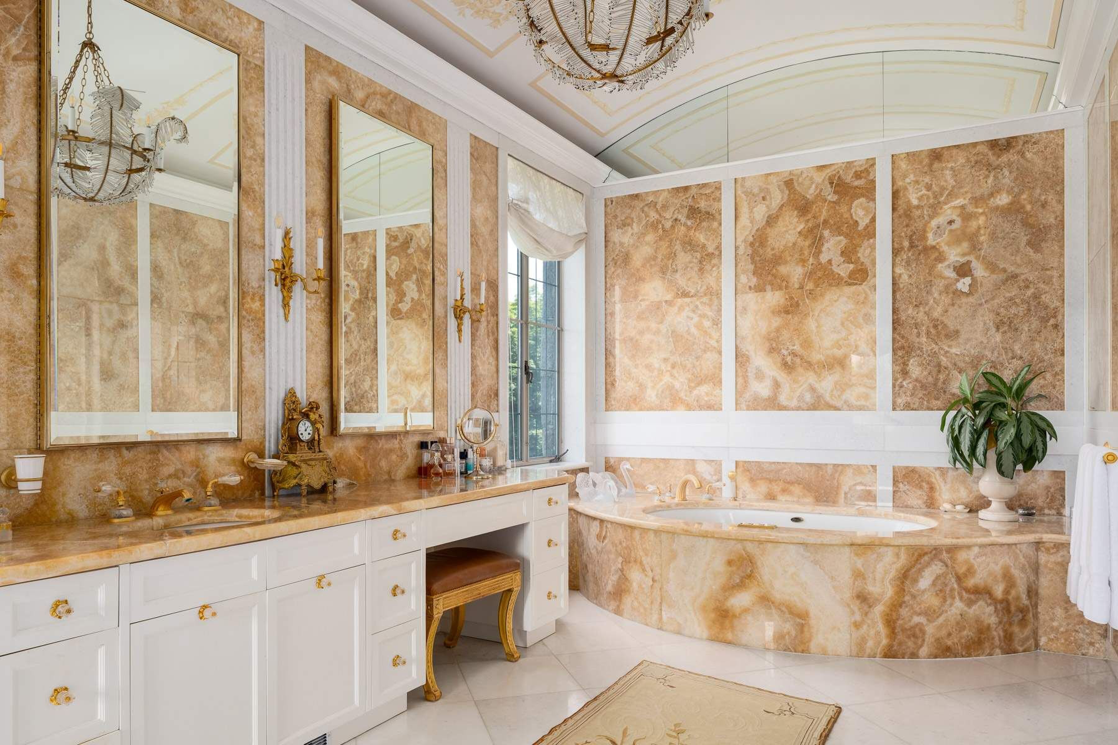 De badkamer met ligbad