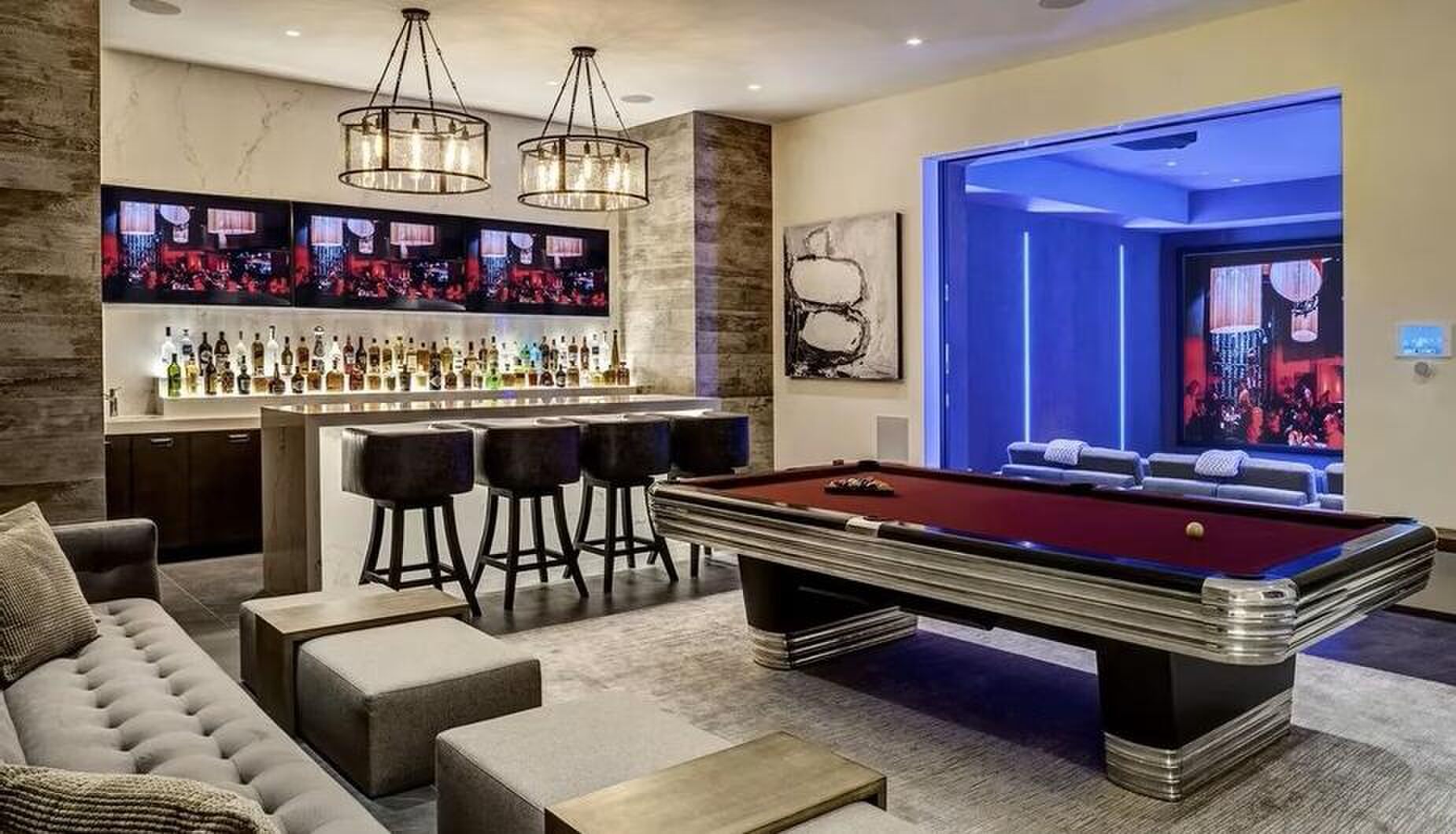 De entertainmentruimte met pooltafel en bar