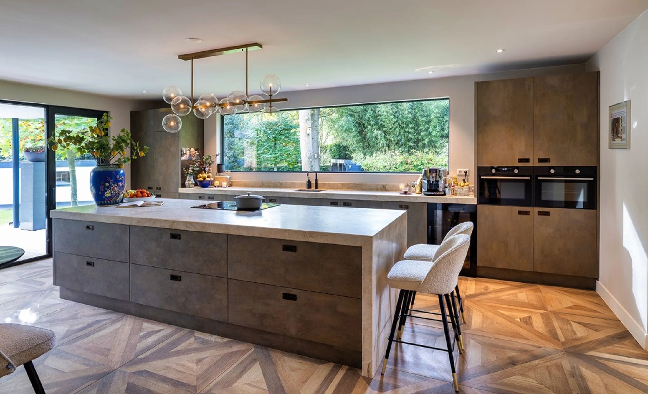 De keuken met marmeren kookeiland