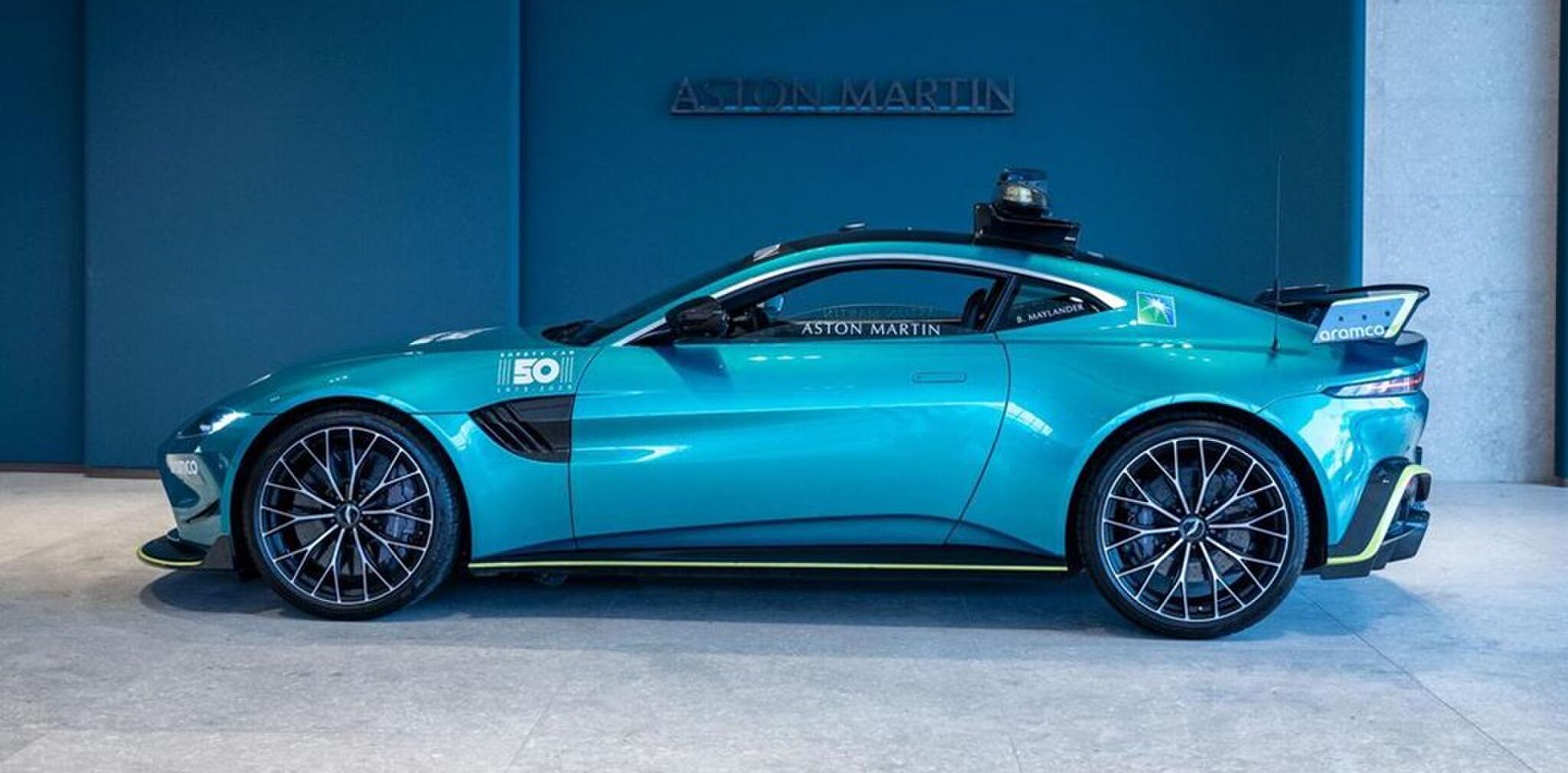 De zijkant van de aangepaste Aston Martin